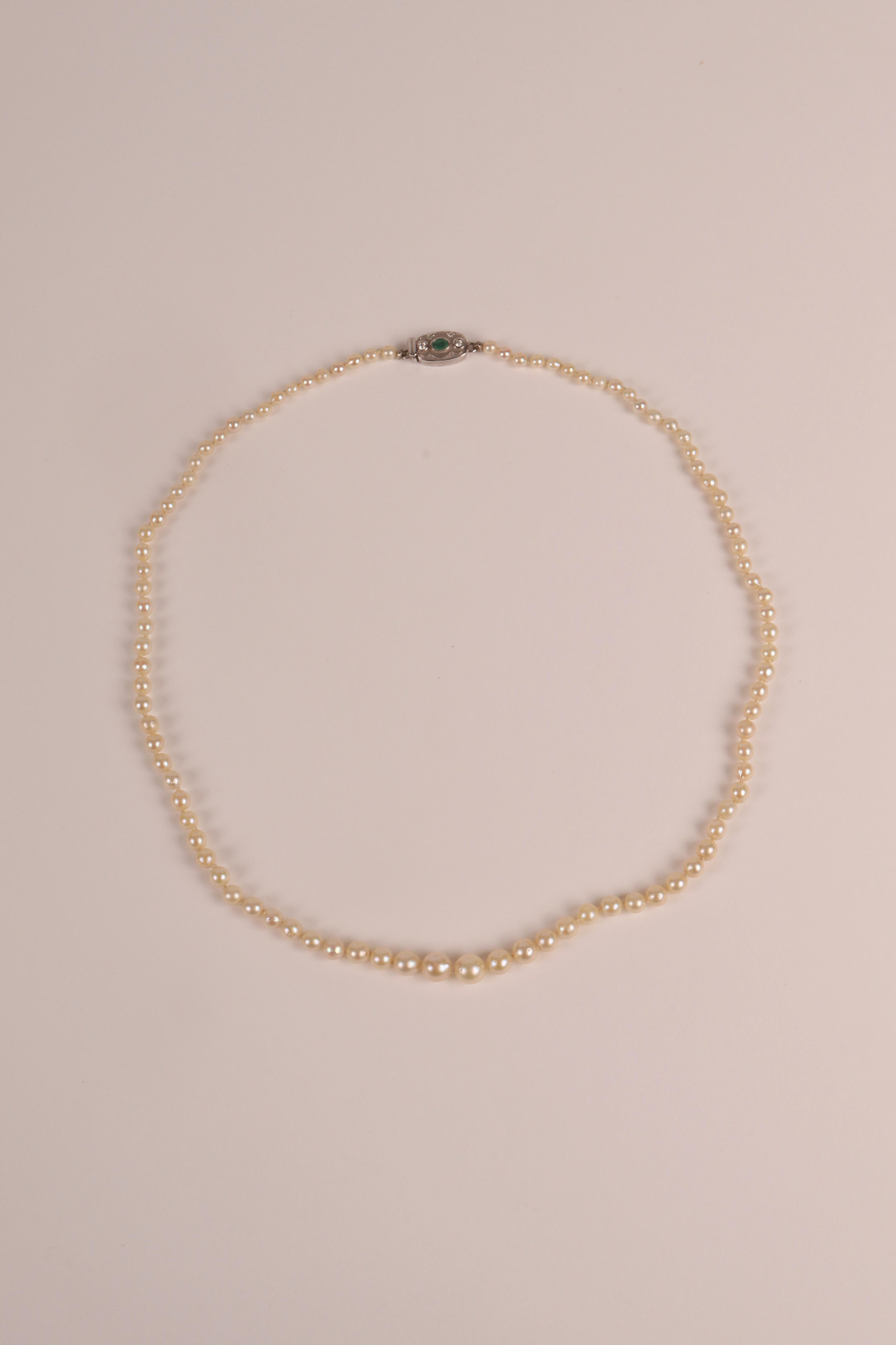 Halskette aus natürlichen Perlen mit Verschluss aus Gold, Smaragd und Diamanten. Österreich 1910. (20. Jahrhundert) im Angebot