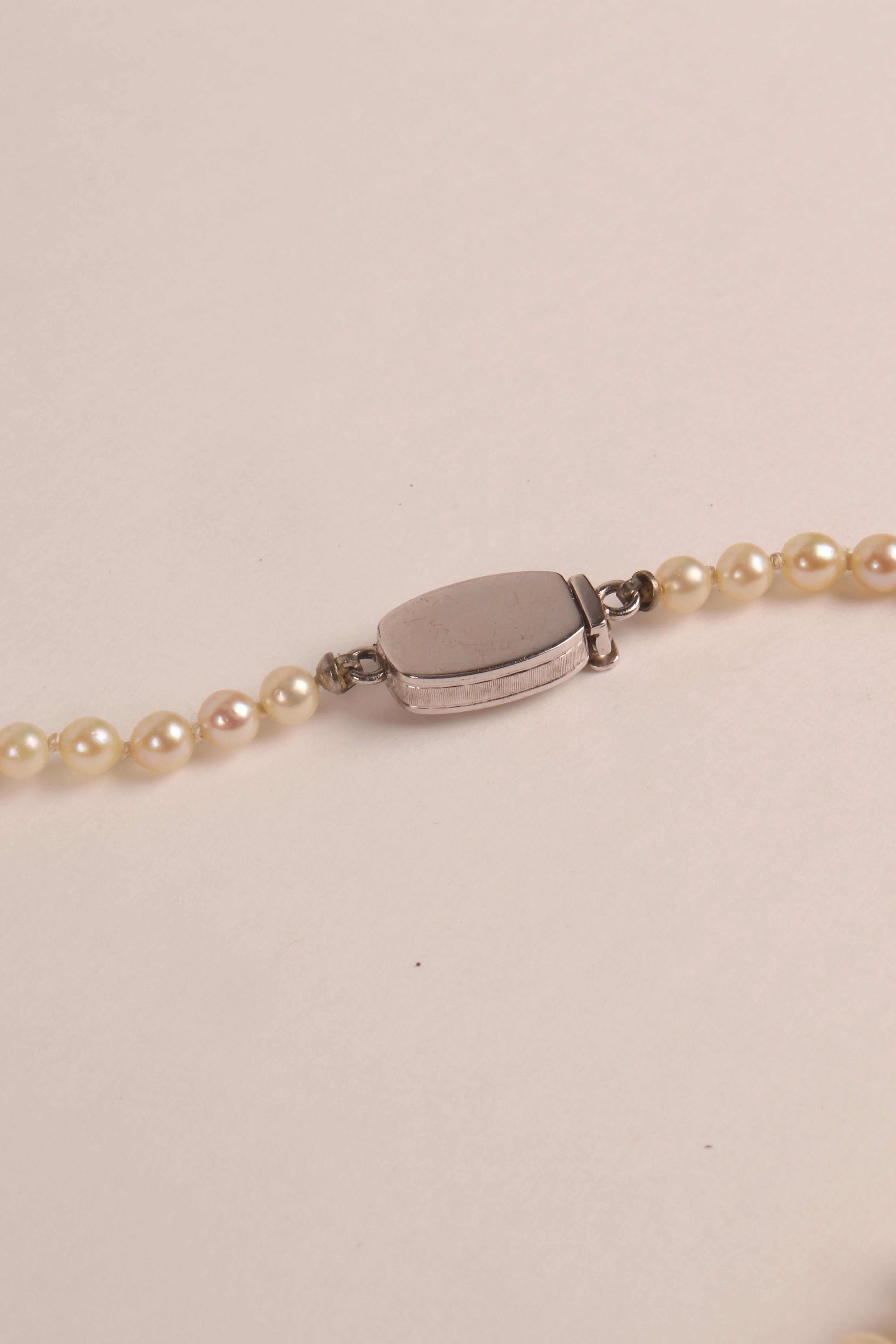 Halskette aus natürlichen Perlen mit Verschluss aus Gold, Smaragd und Diamanten. Österreich 1910. im Angebot 1