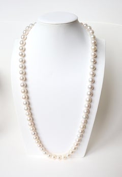 Long collier de perles de culture blanches avec fermoir en or blanc de 12 à 13 mm
