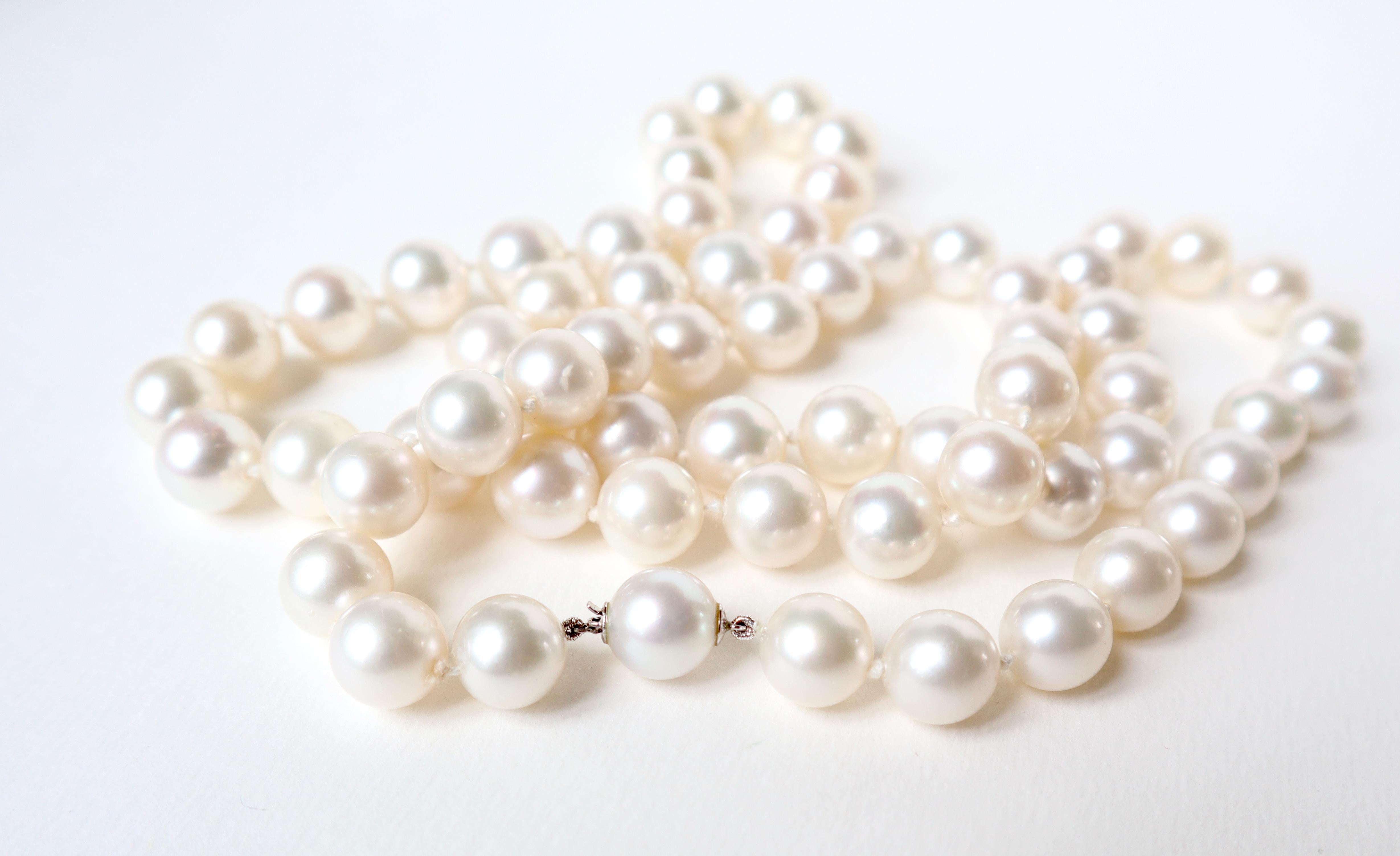Long Necklace of White Cultured Pearls 12-13mm White Gold Clasp In Good Condition For Sale In Paris, FR