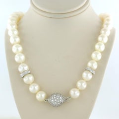 Necklace of pearl 18k gold claps with brilliant cut diamond up to 2.20ct 46.8 gr