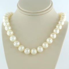 Necklace of pearl 18k gold claps with brilliant cut diamond up to 2.20ct 46.8 gr