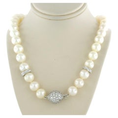 Necklace of pearl 18k gold claps with brilliant cut diamond up to 2.20ct 46.8 gr
