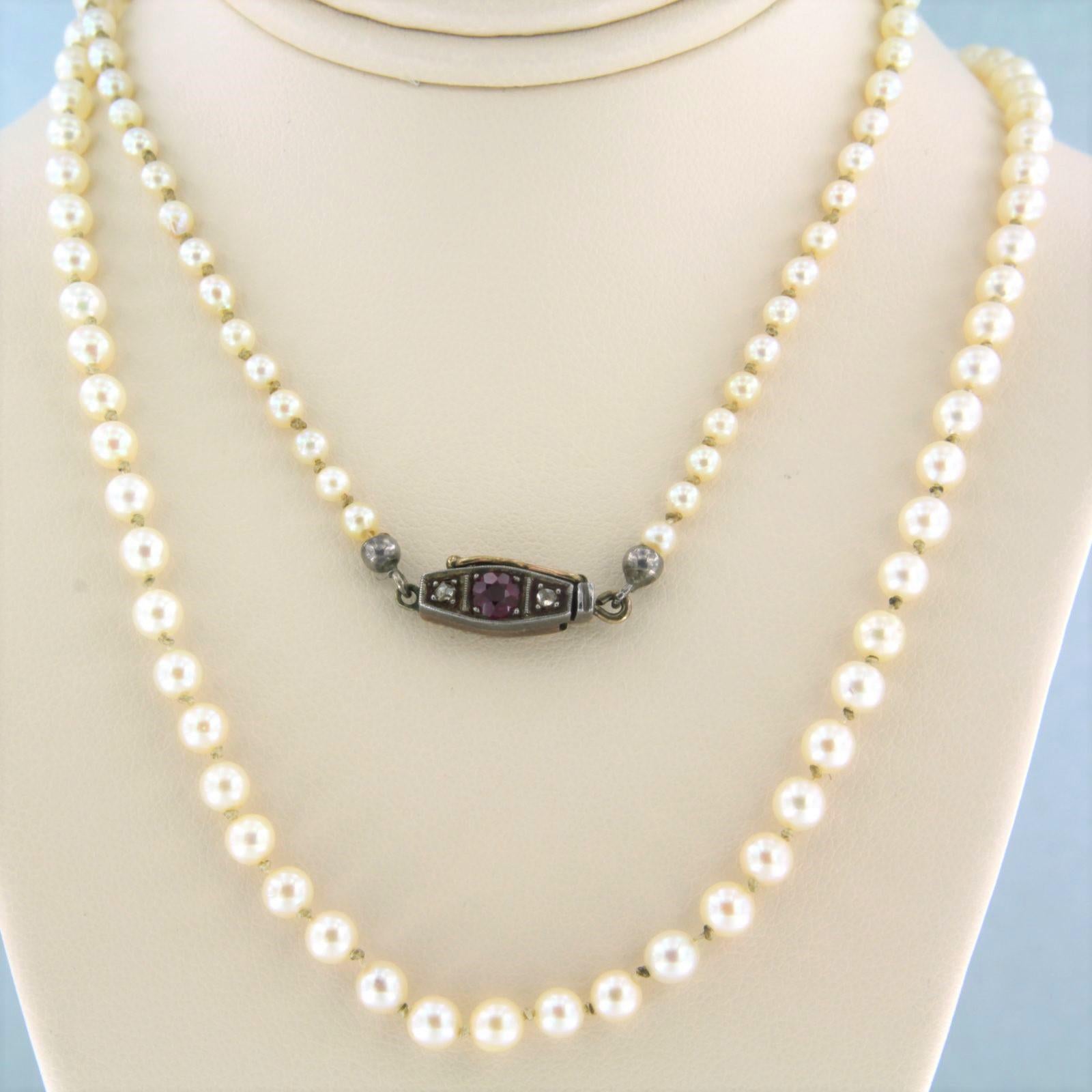10k yellow gold with silver lock set with ruby ​​and rose diamonds on a pearl necklace - 60 cm long

detailed description

the length of the necklace is 60 cm long by 3.8 mm wide

the size of the lock is 2.5 cm long by 5.6 mm wide

the slot is made