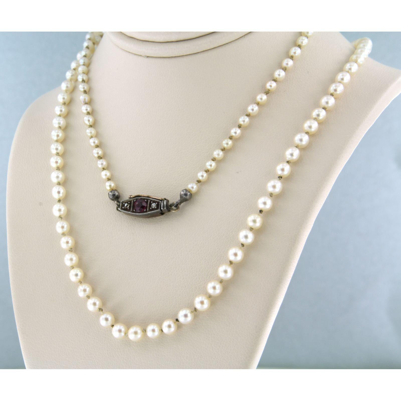 Taille rose Collier de perles avec serrure en rubis et diamants, or jaune 10 carats et argent en vente