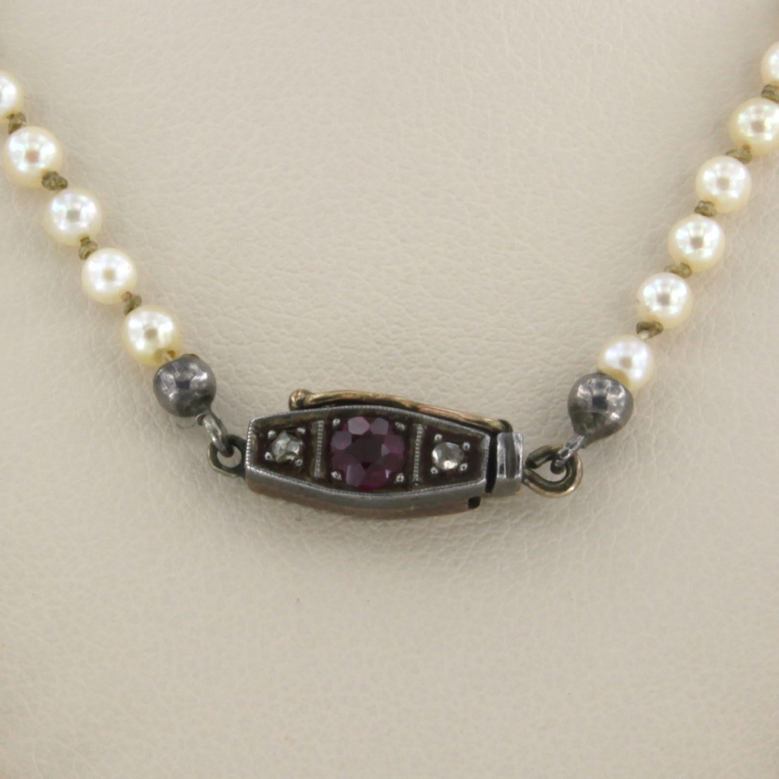 necklace of Pearl with a lock with ruby and diamonds 10k yellow gold and silver In Good Condition For Sale In The Hague, ZH