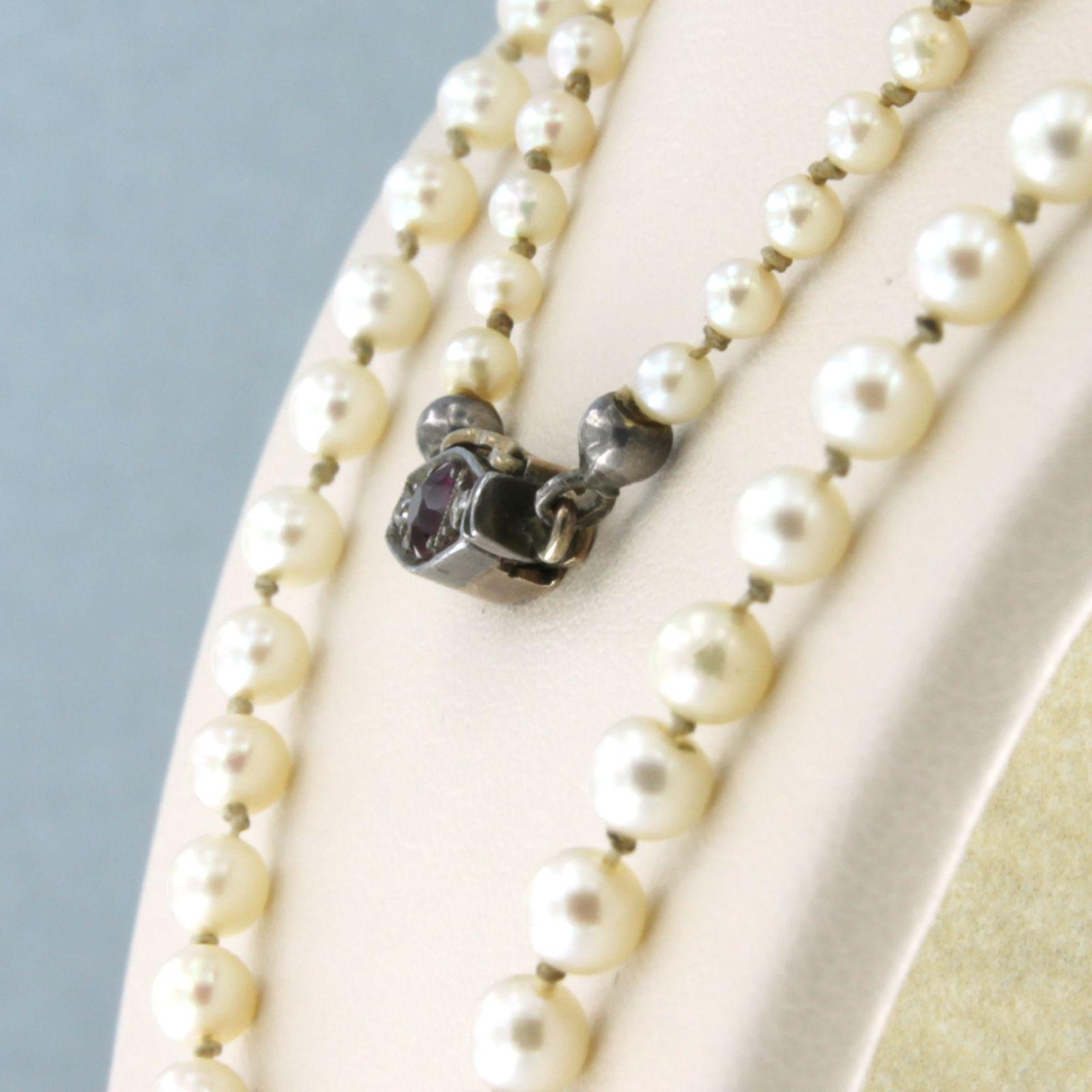 Collier de perles avec serrure en rubis et diamants, or jaune 10 carats et argent Pour femmes en vente
