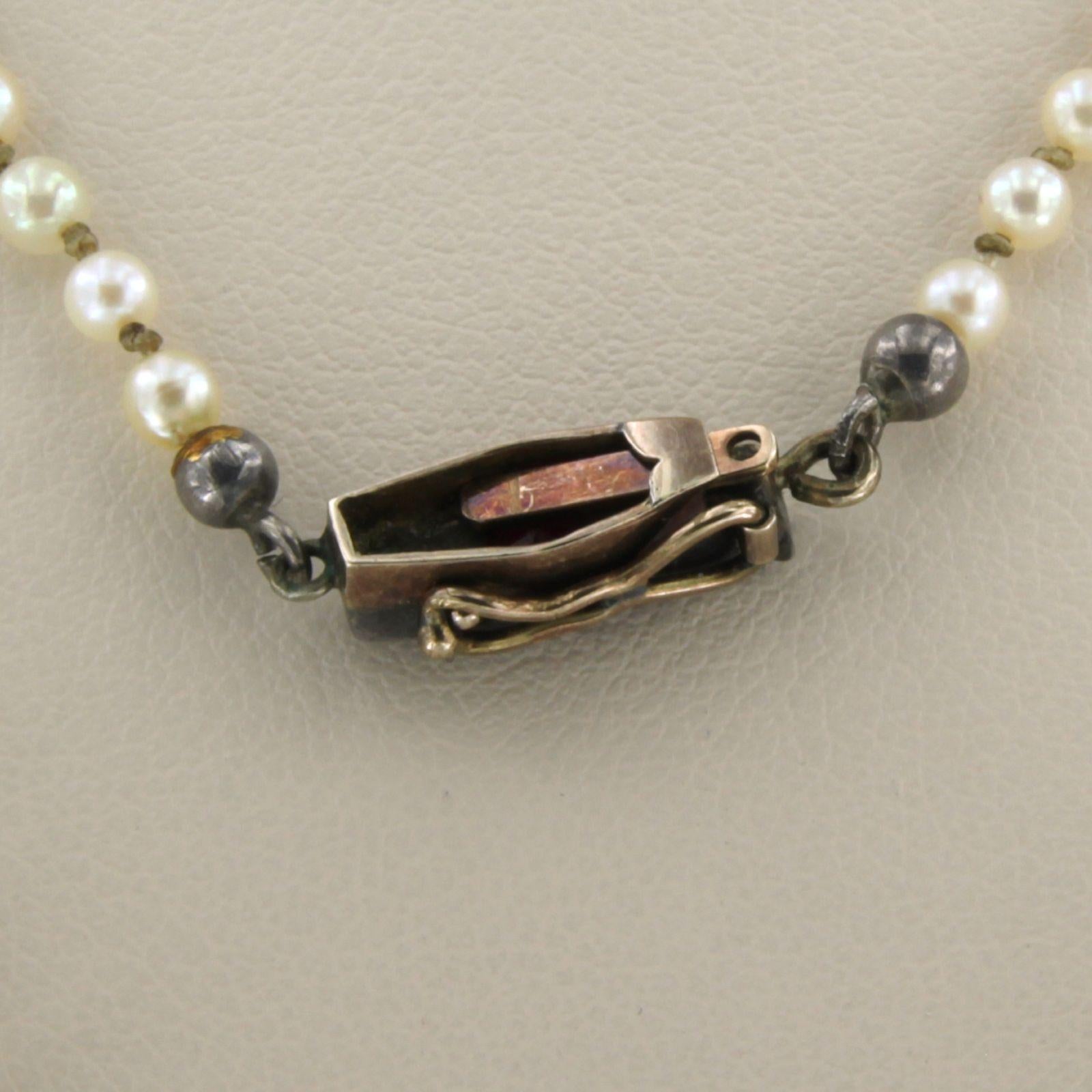Halskette aus Perlen mit einem Schloss mit Rubin und Diamanten 10k Gelbgold und Silber im Angebot 1