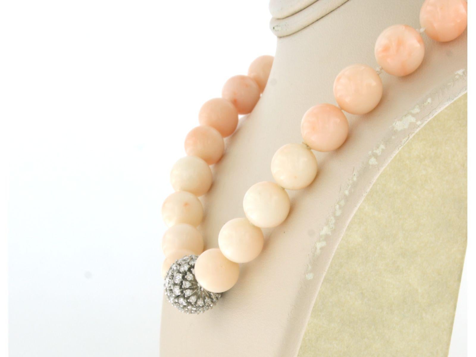 14k white gold clasp set with a 2.10ct brilliant-cut diamond, F/G, VS/SI, on a pink opal bead necklace - 47 cm long

Detailed description:

The necklace is 48 cm long and 1.2 cm wide.

The clasp is 1.2 cm wide.

Weight: 67.4 grams

Set with:

- 46 x