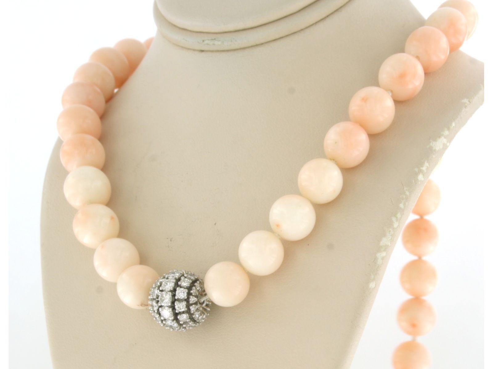 Necklace of pink opal beads with 14k gold lock with diamonds up to 2.10ct In condizioni ottime in vendita a The Hague, ZH
