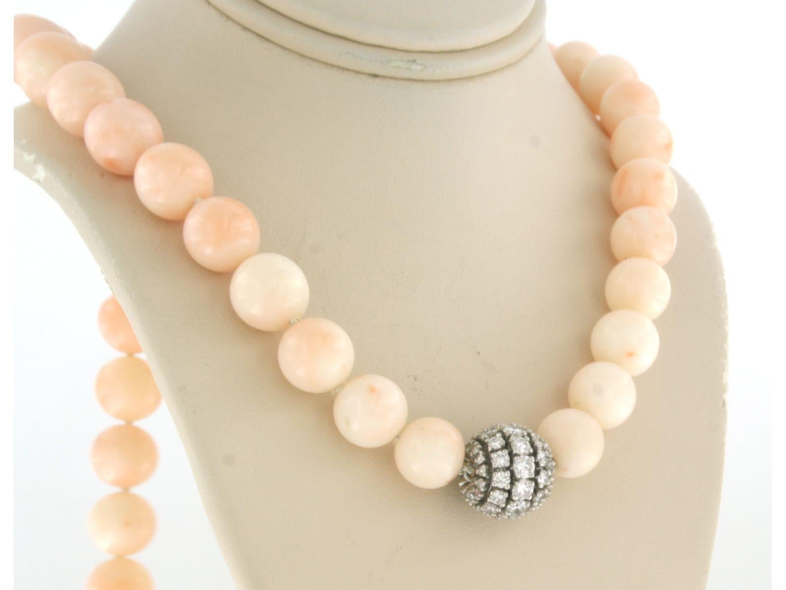 Necklace of pink opal beads with 14k gold lock with diamonds up to 2.10ct in vendita 1
