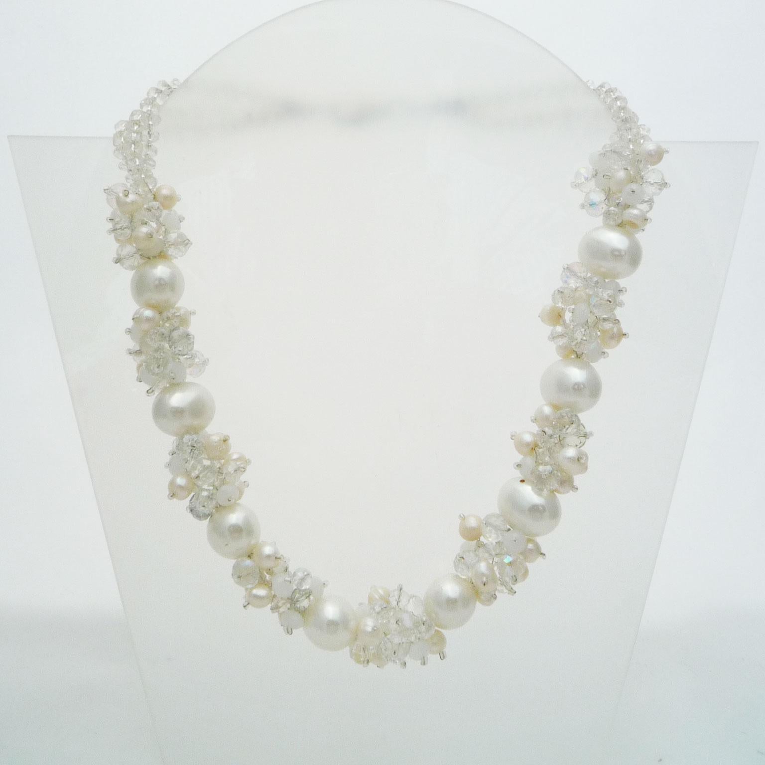 Halskette aus Swarovski-Perlen und Süßwasserperlen, weiß lackiert im Zustand „Gut“ im Angebot in Berlin, DE