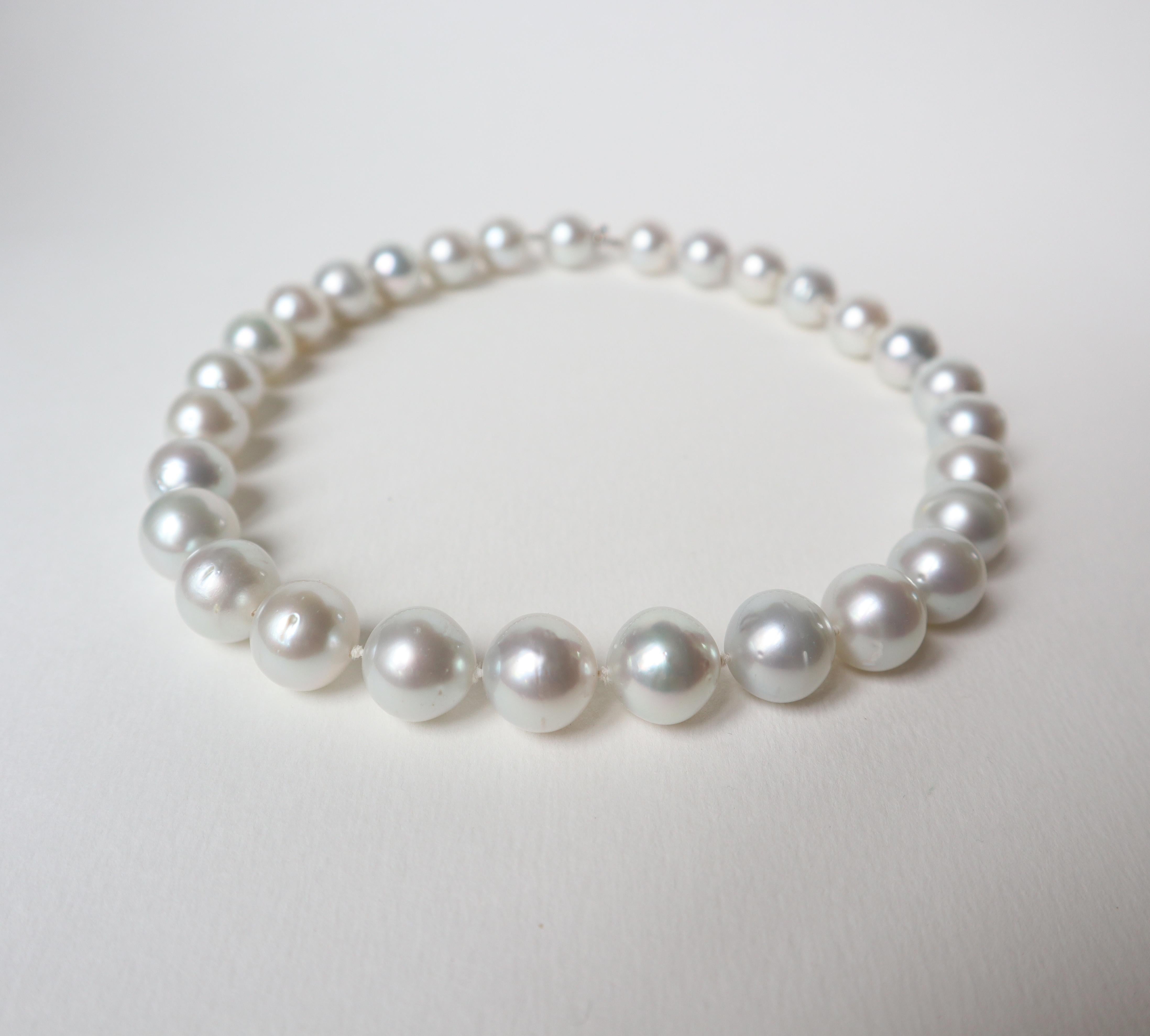 Necklace of 29 South Sea Pearls including a breakthrough to make an invisible clasp with an 18-carat white gold mechanism. Drop-shaped necklace ranging from 15 mm for the largest to 13 mm for the smallest pearl on the clasp.
Length: 43.5cm
Gross