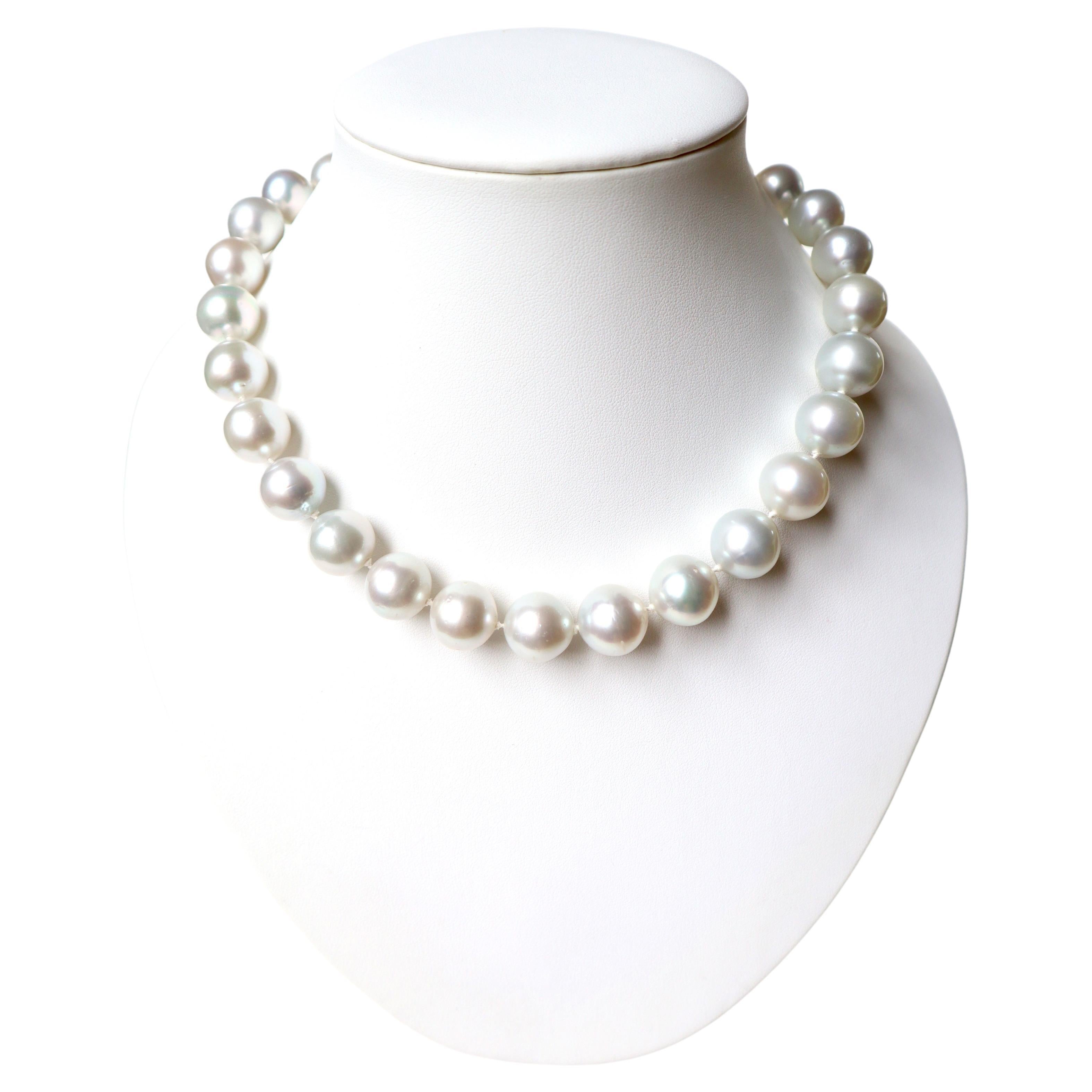 Collier de grandes perles des mers du Sud de 15 mm à 13 mm en or blanc 18 carats  en vente