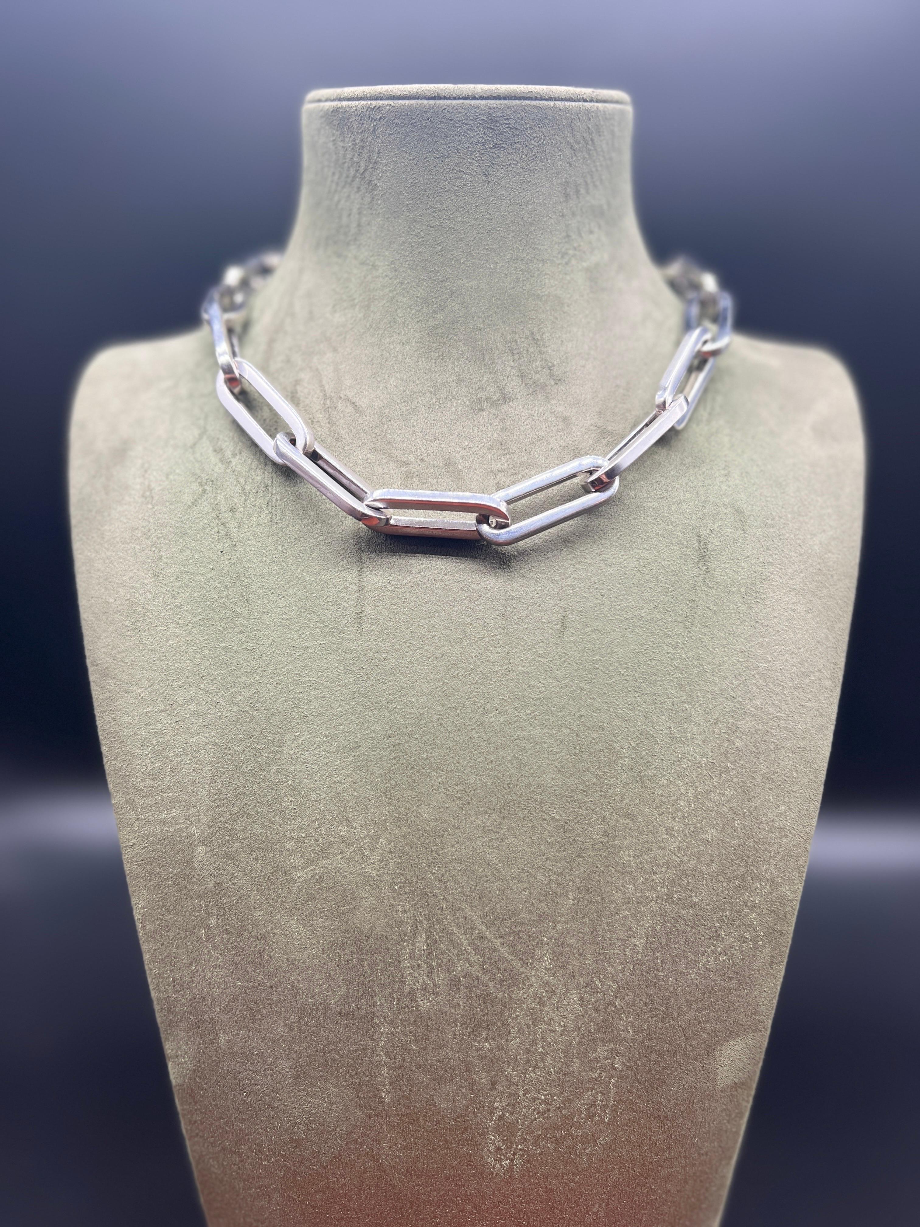 Discover this elegant 925/1000 silver chain, perfect for enhancing your style. Made with exceptional craftsmanship, this chain features unique paperclip links that add a modern, refined aesthetic to your look. The real highlight of this chain is its