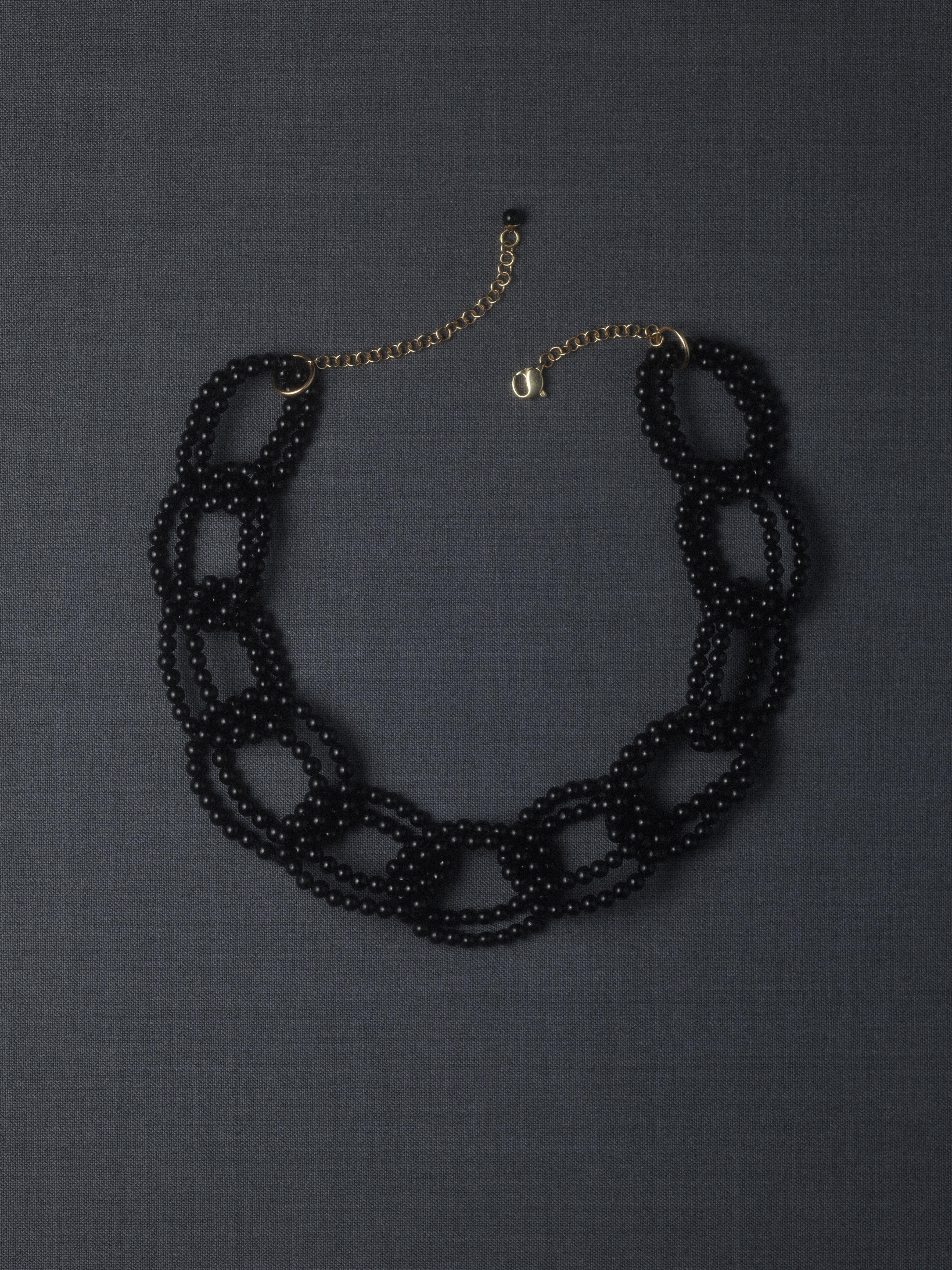 Perlenbesetzte Chocker Mehrstrang-Halskette Weiß Perle und Goldkette 18K im Zustand „Neu“ im Angebot in Paris, FR