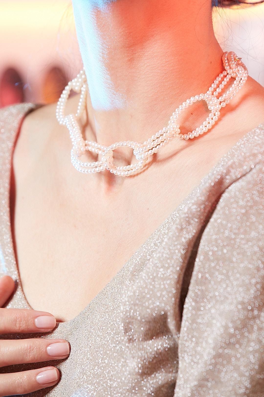 Perlenbesetzte Chocker Mehrstrang-Halskette Weiß Perle und Goldkette 18K im Angebot 1