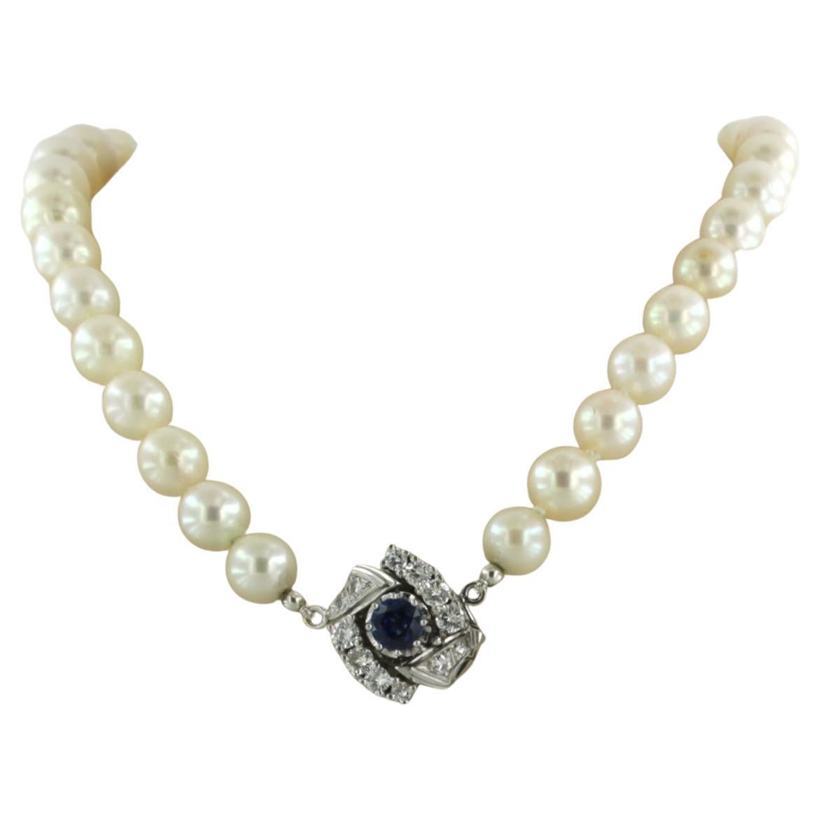 Perlenkette mit 14-karätigem Verschluss, besetzt mit einem Saphir und einem Diamanten im Einzel-/Brillantschliff 0,60 ct - F/G - VS/SI - L 42 cm

ausführliche Beschreibung

Die Länge der Halskette ist 42 cm lang

die Größe des Schlosses beträgt 1,6