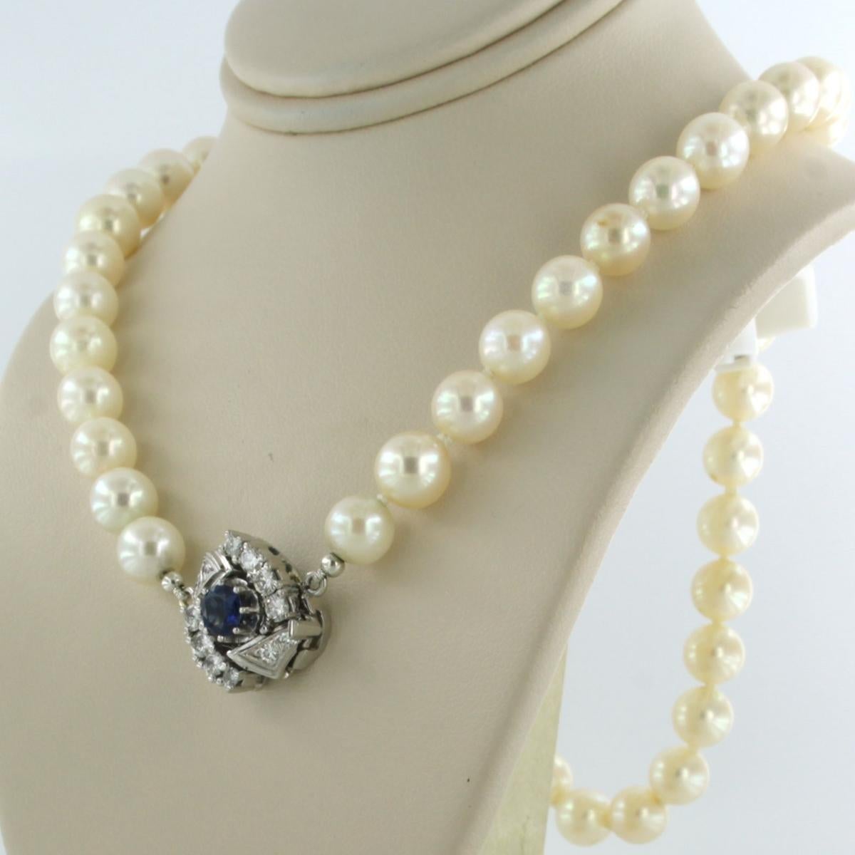 Necklace pearl beads with white gold lock set with sapphire and diamonds 14k In Good Condition For Sale In The Hague, ZH