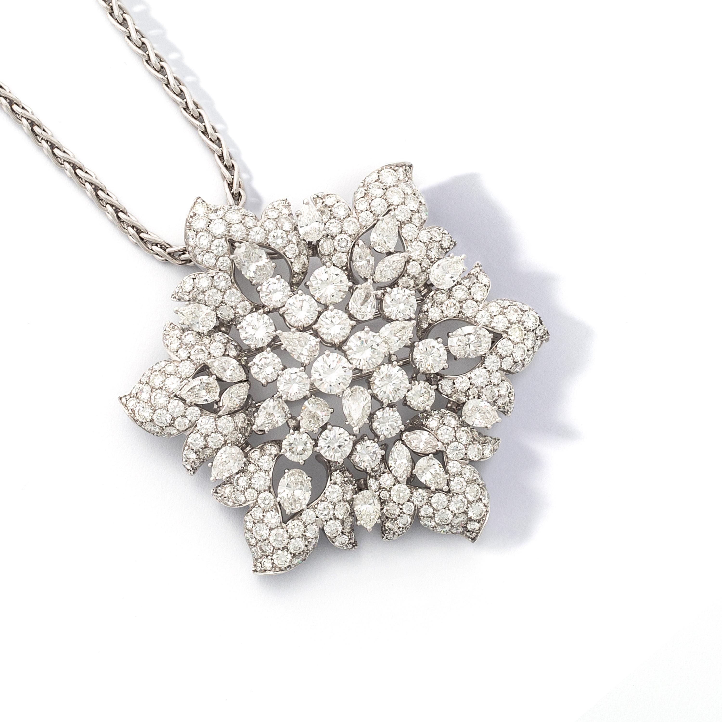 Collier Chaîne Pendentif Broche convertible sertie de 294 Diamants taille ronde 9.64 carats, 20 Diamants 7.25 carats, 15 Diamants 1.12 carats et 6 Diamants 3.99 carats sur Or blanc 18k.
Vers 2000.