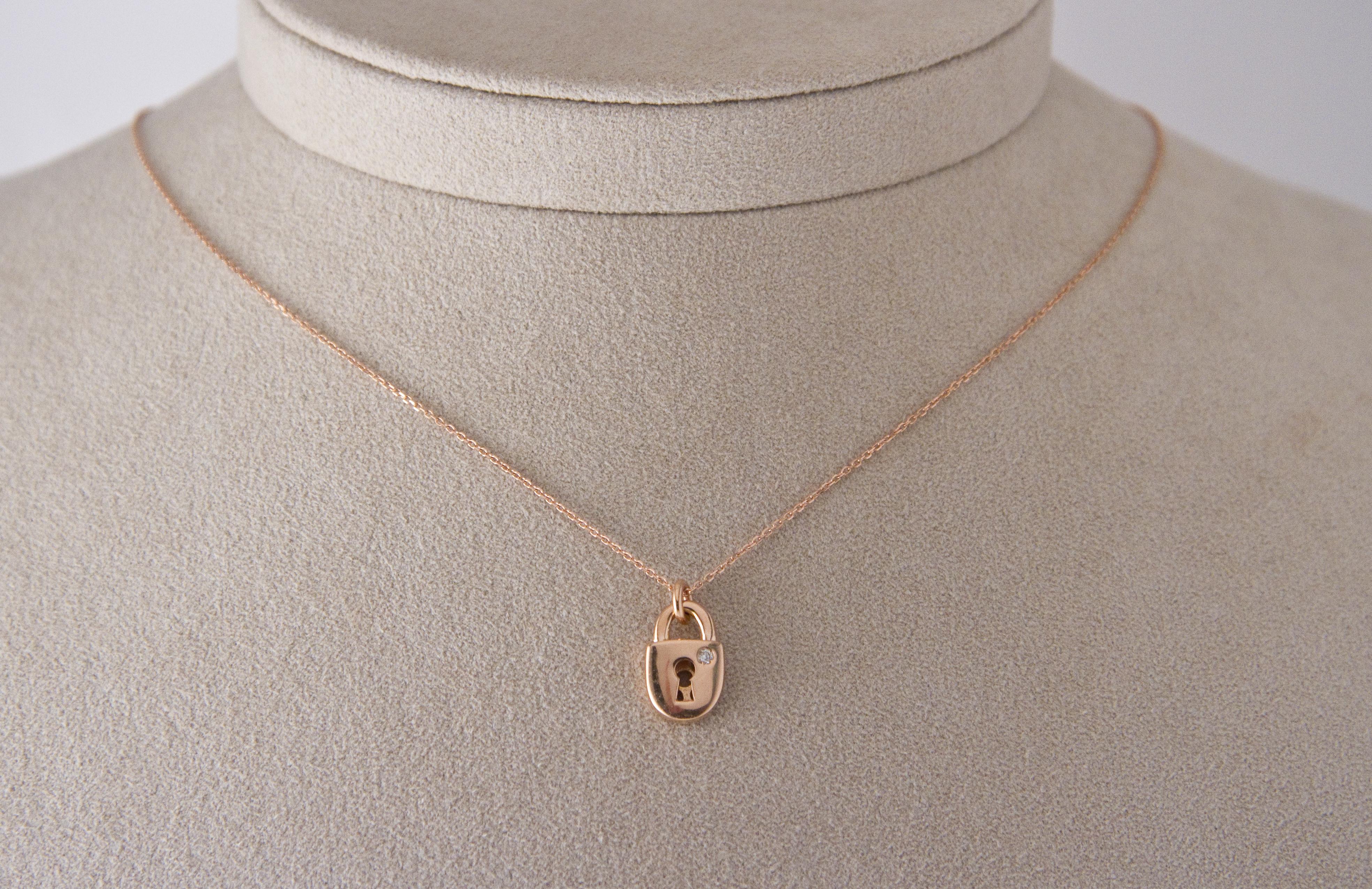 Express your personal style with this exquisite rose gold necklace, featuring a padlock design. Crafted with meticulous attention to detail and expert craftsmanship, this necklace epitomizes bold modernity.

The padlock pendant features a delicate,