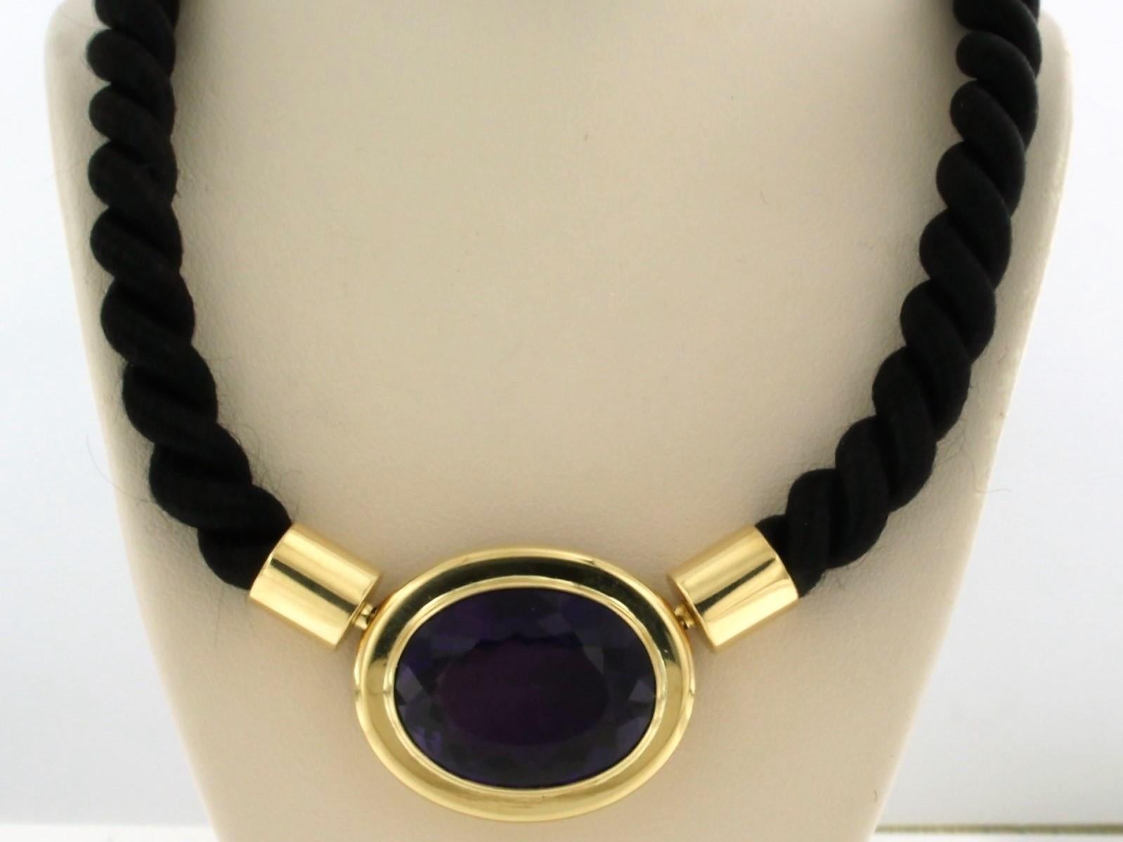 18k yellow gold clasp set with an amethyst on a black rope necklace - 42 cm long

detailed description:

the necklace is 42 cm long and 7.7 mm wide

dimensions of the lock are 3.0 cm long by 2.4 cm wide

weight 28.4 grams

occupied with

- 1 x 2.4