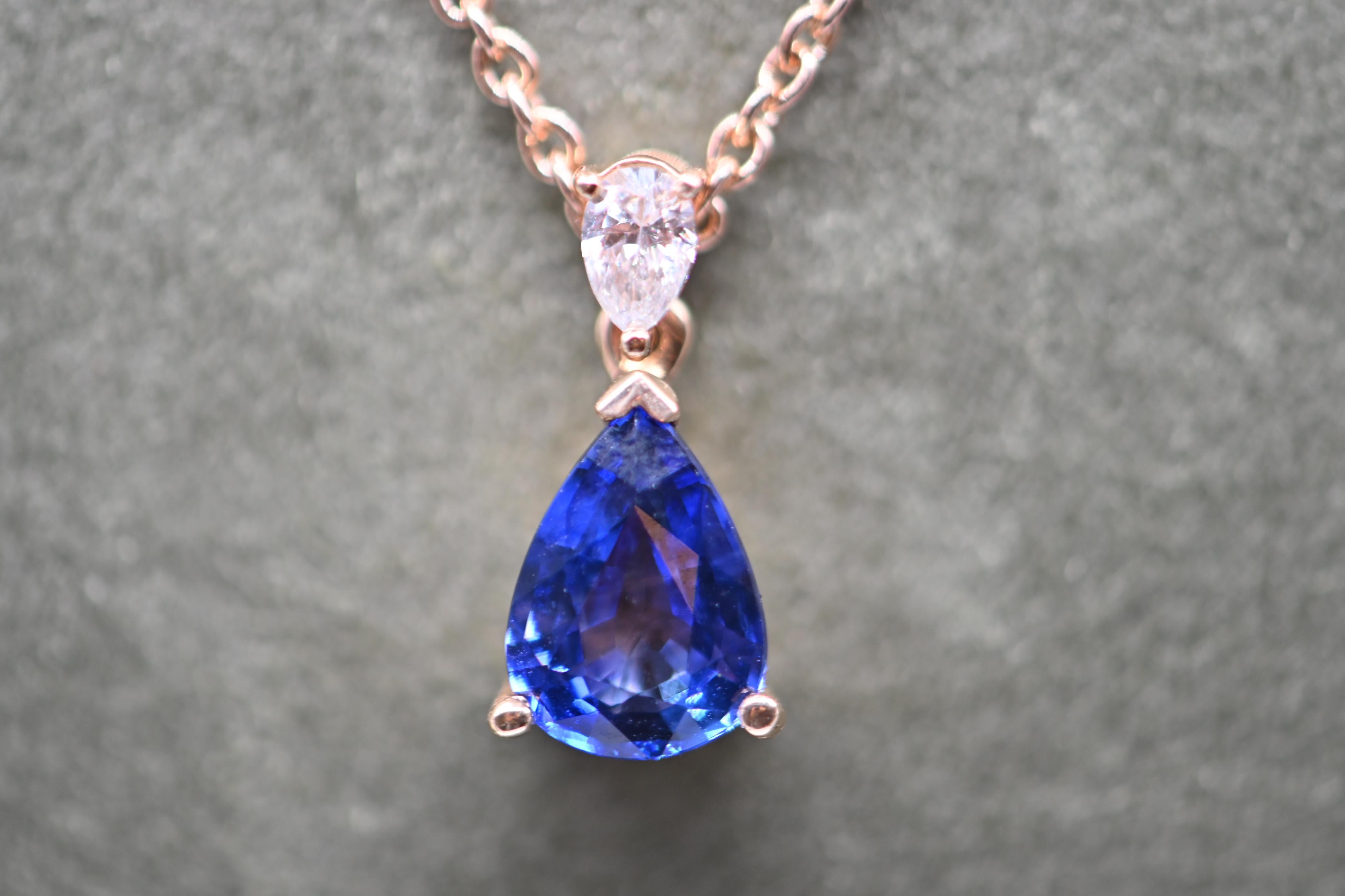 Necklace Saphir Vivid Blue, Diamond, Rose Gold 18 Carats 

This 18-carat rose gold necklace features a natural pear-shaped sapphire in an intense vivid blue (Vivid Blue), also known as 