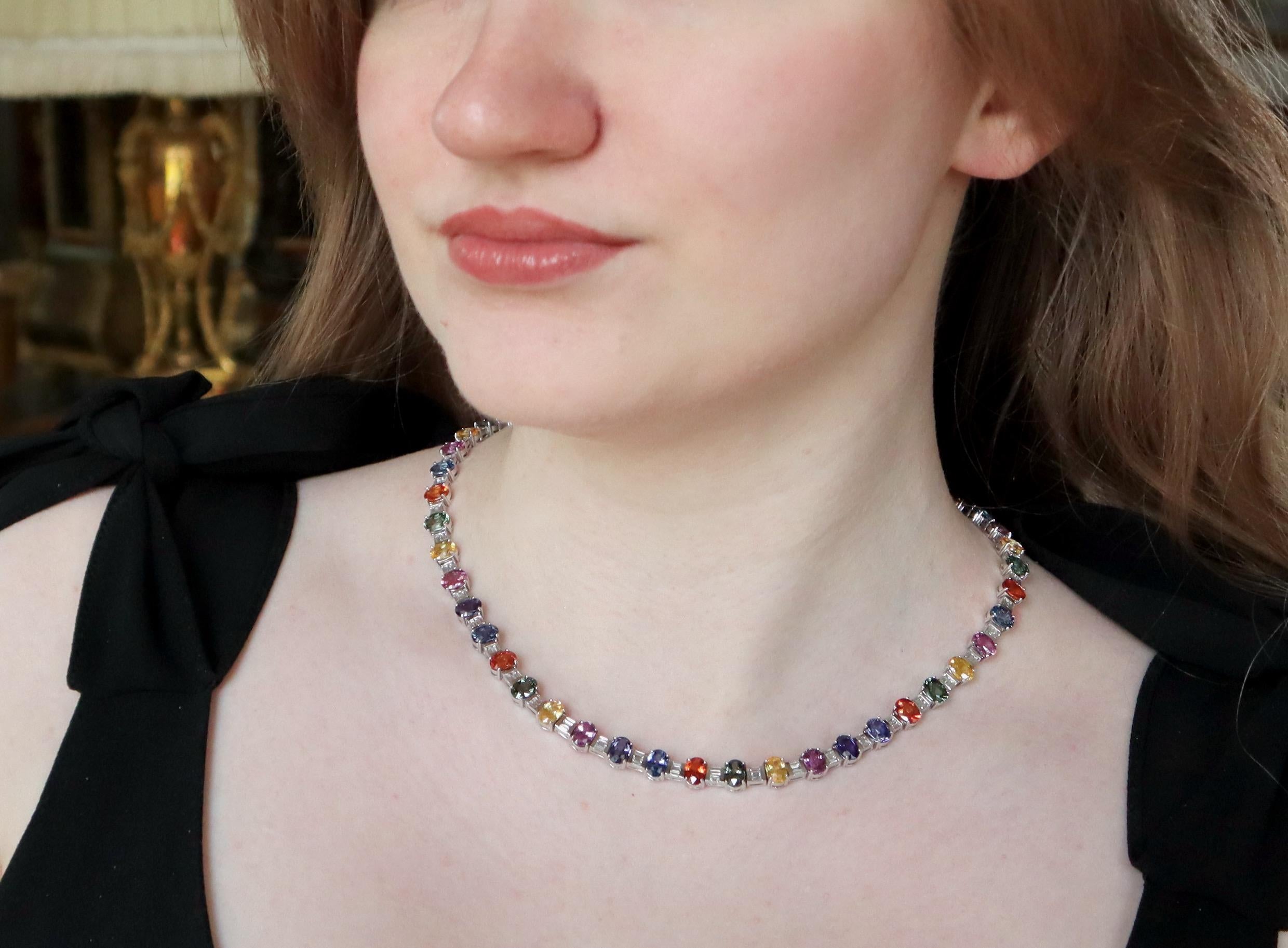 Taglio brillante Collana Zaffiri Multicolore e Diamanti Oro Bianco 18 Carati in vendita