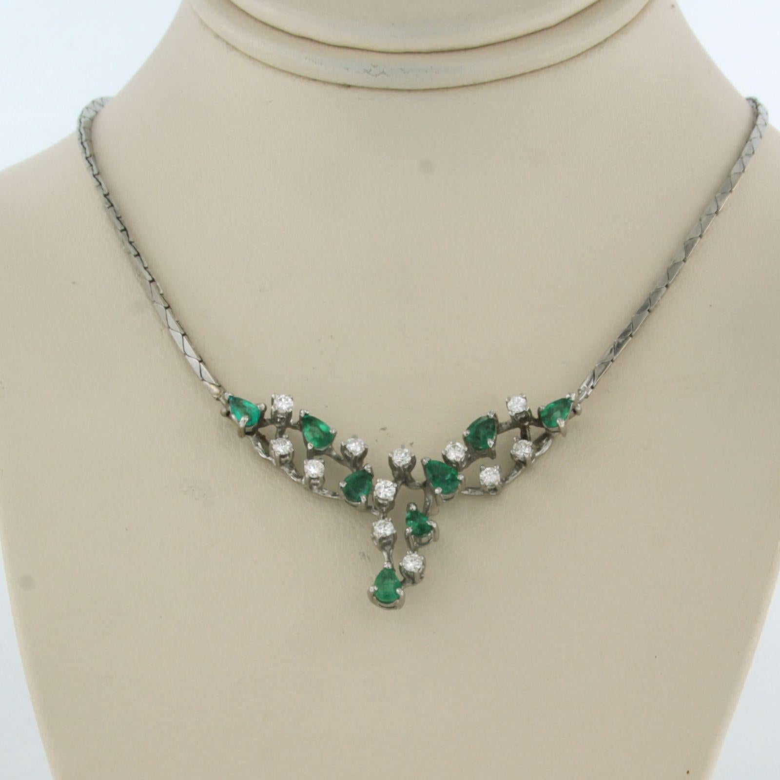 18k white gold necklace with emerald and brilliant cut diamond. 0.35ct - F/G - VS/SI - 50 cm long

Detailed description

the necklace is 50 cm long and 1.4 mm wide

The size of the middle part is 3.5 cm by 2.1 cm wide

total weight: 10.9