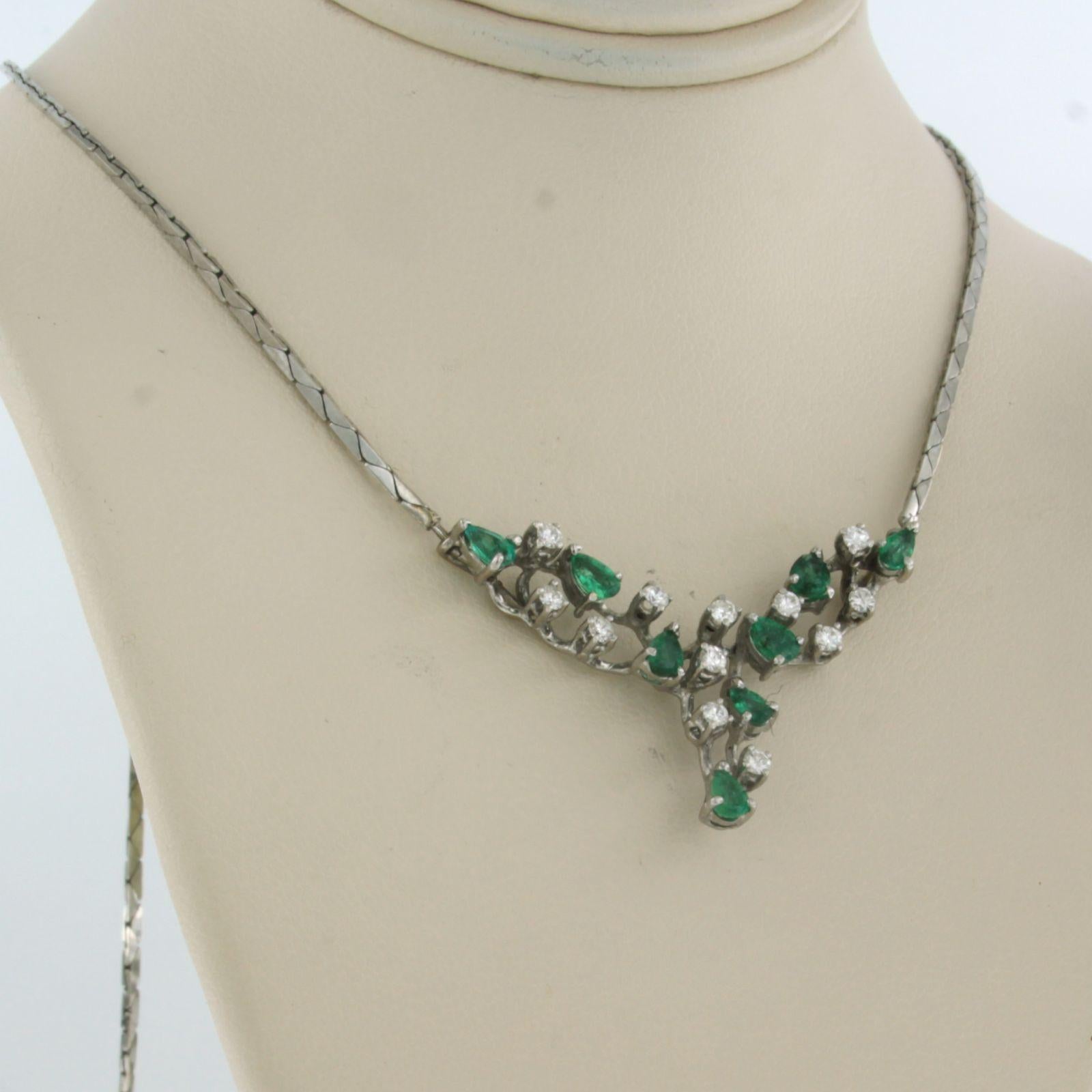 Modern Necklace set with emerald and diamonds 18k white gold For Sale