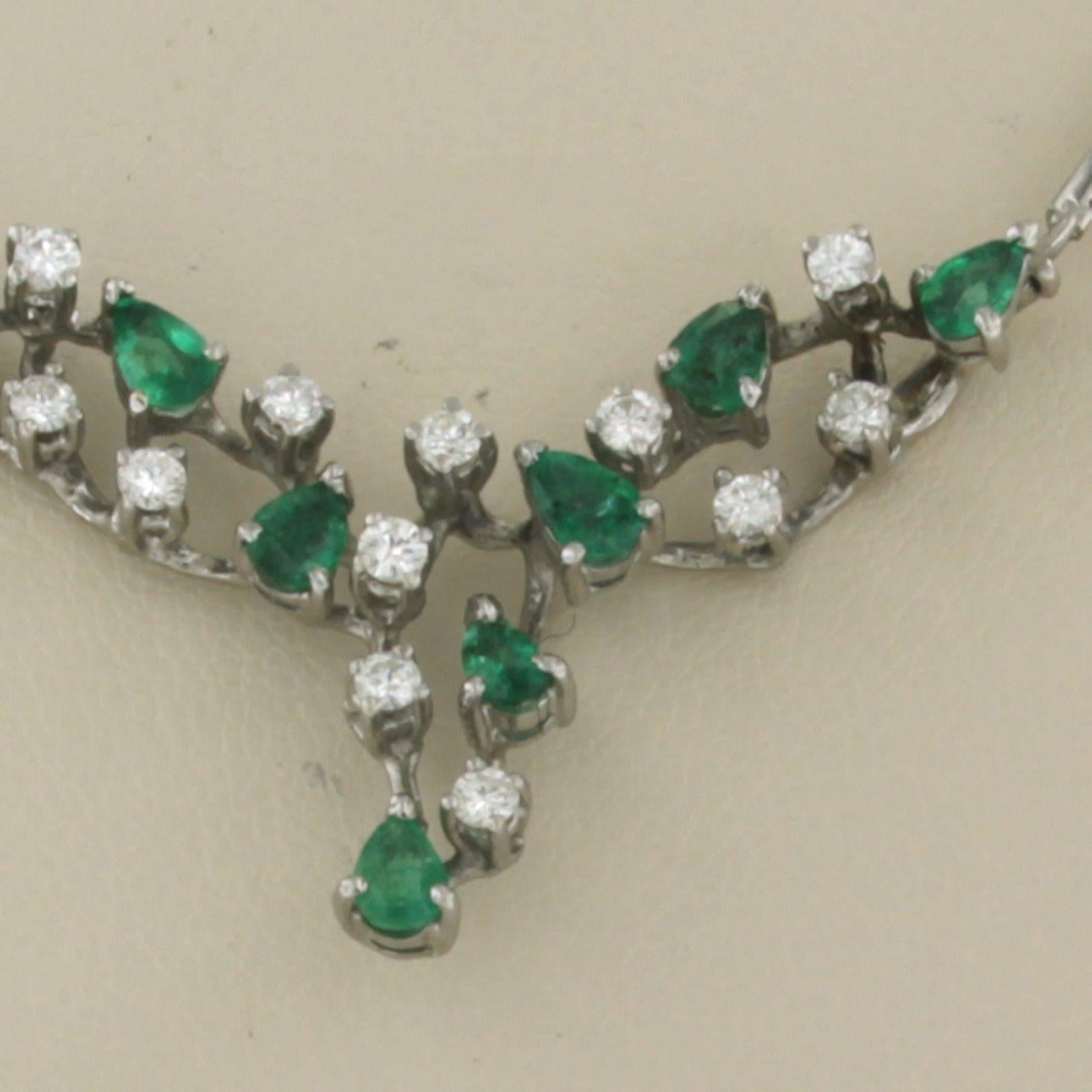 Necklace set with emerald and diamonds 18k white gold In Good Condition For Sale In The Hague, ZH