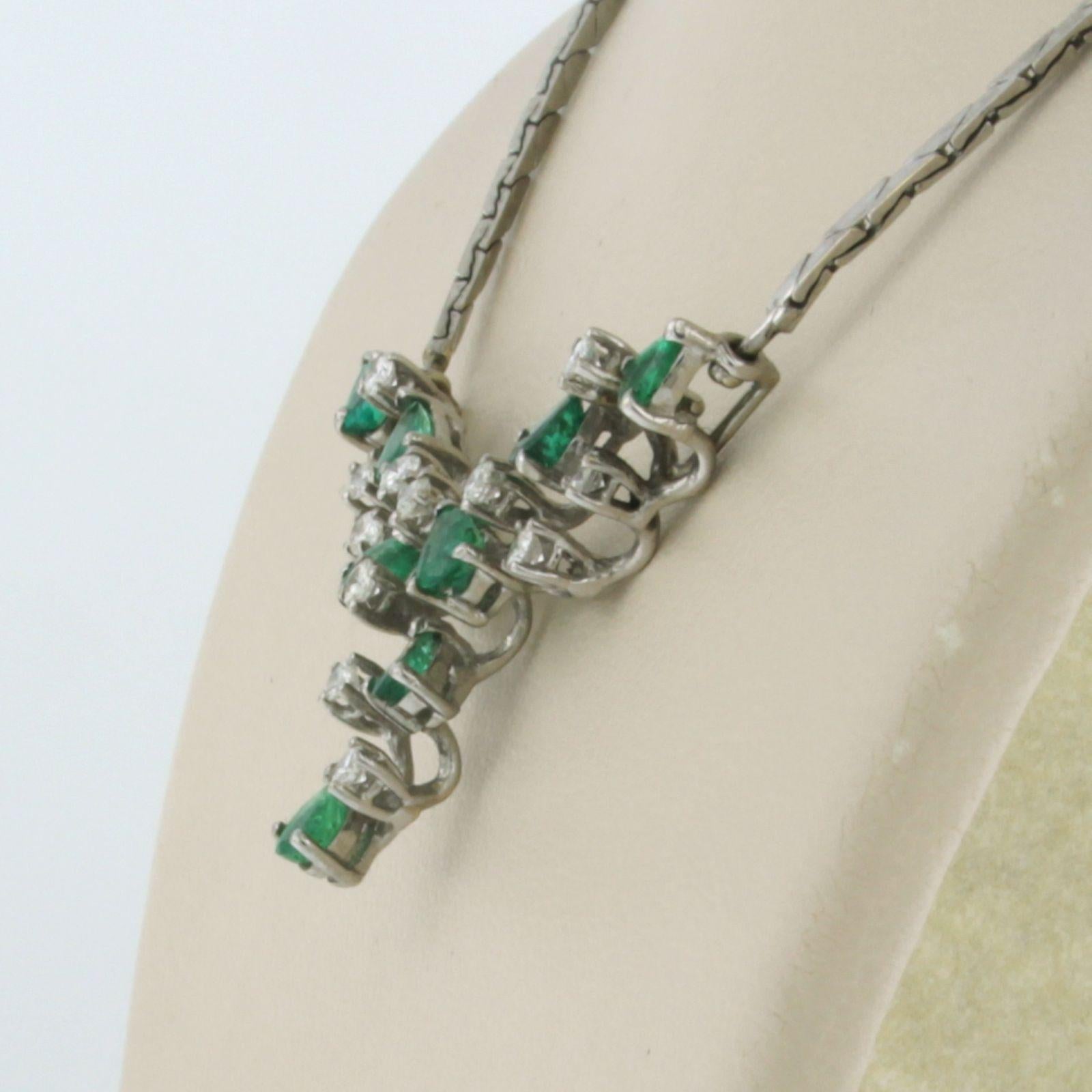Women's Necklace set with emerald and diamonds 18k white gold For Sale