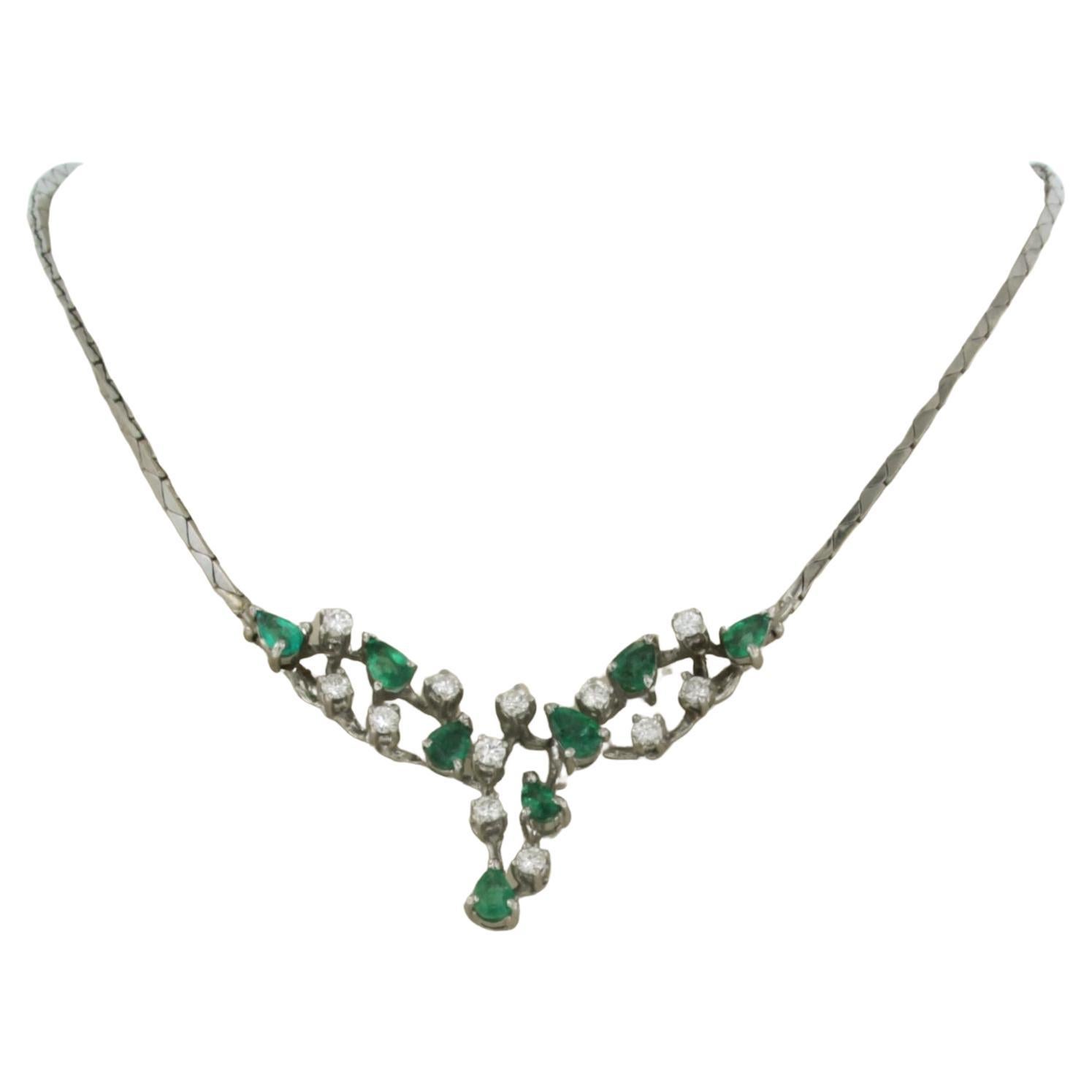 Necklace set with emerald and diamonds 18k white gold For Sale