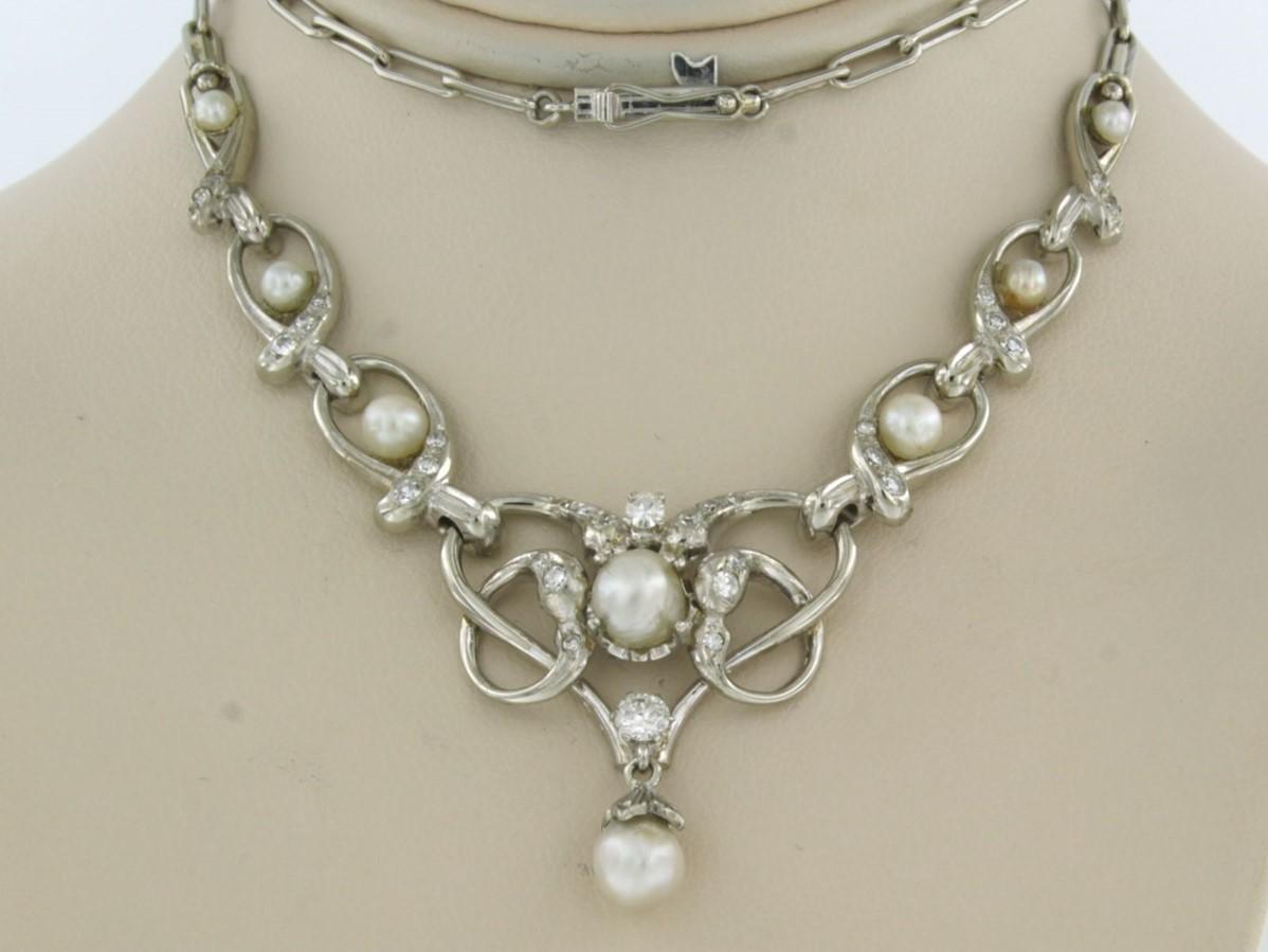 14k white gold necklace set with pearls and brilliant and single cut diamonds. 0.75ct - F/G - SI - 40 cm long

detailed description

the length of the necklace is 40 cm long by 2.3 mm wide

The size of the center piece is 11.0 cm long by 2.6 cm