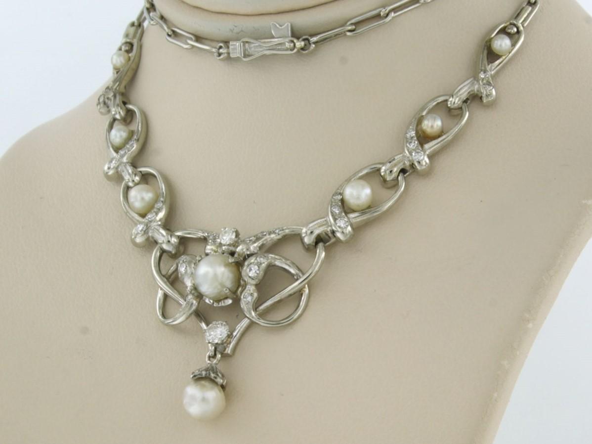 Taille brillant Collier serti de perles et de diamants en or blanc 14 carats en vente