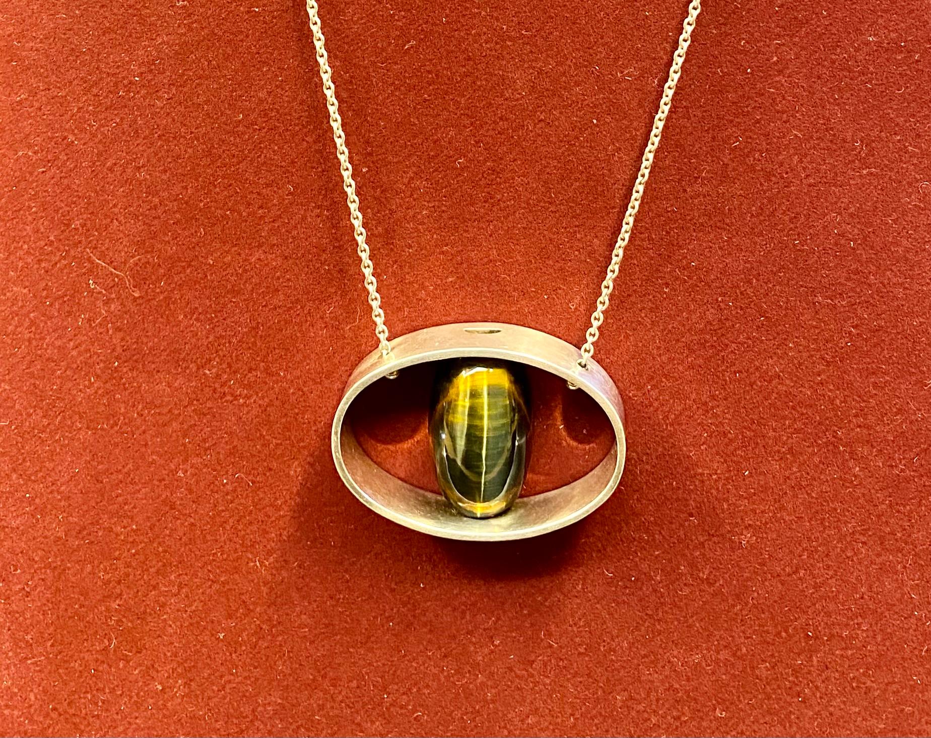 
Necklace, Silver and Tiger's eye Stone Kaunis Koru Oy Finland
BEAUTIFUL JEWELRY, necklace, silver and tiger's eye
916 Silver - year 1966 - chain length 47 cm - gross weight approx. 16.2 g