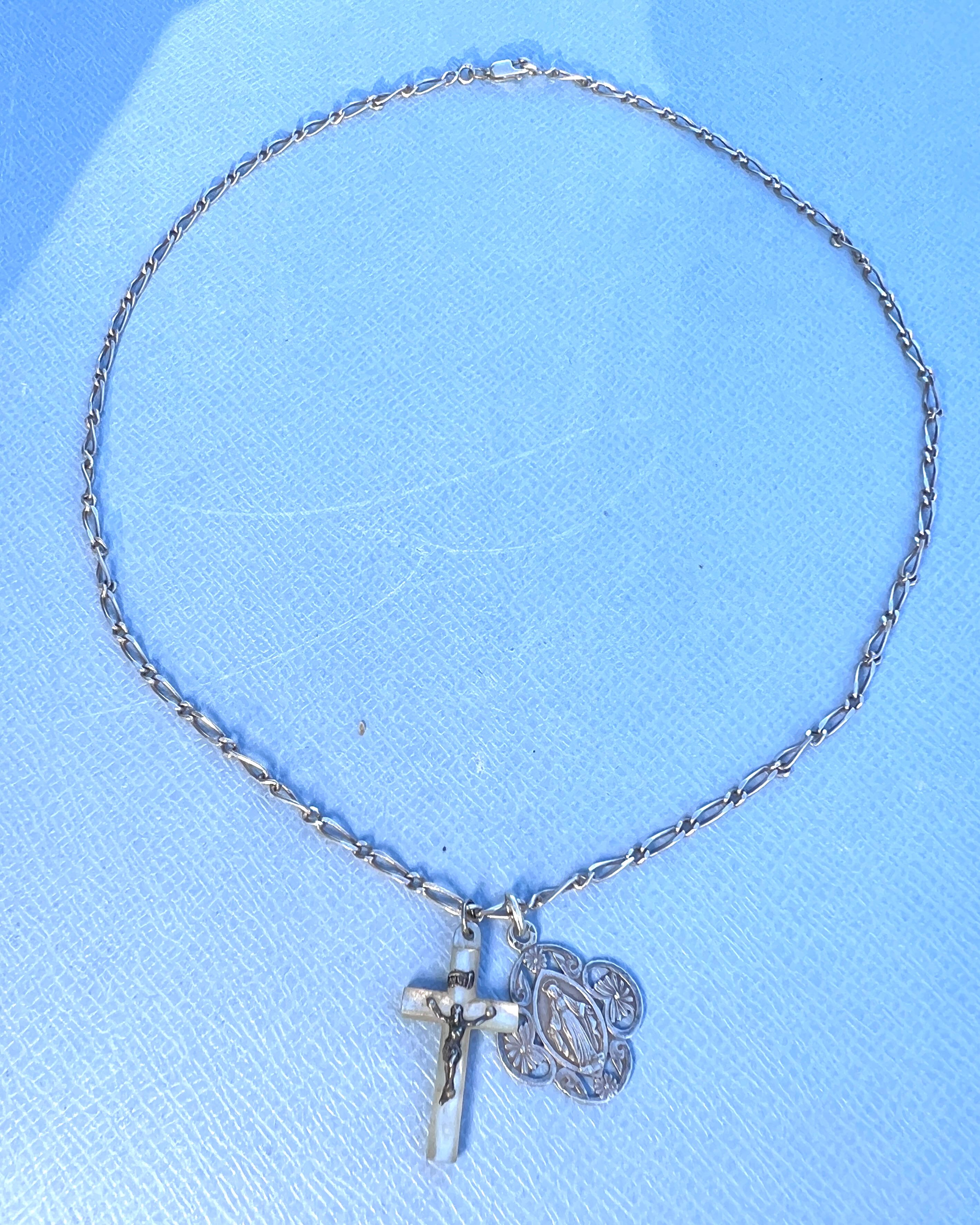 Halskette Silber Perlmutt Kruzifix Vintage By 

Die Halskette Silver Nacre Crucifix Vintage ist ein handgefertigtes Stück aus Frankreich, circa 1880-1920, das Silber und Perlmutt für eine raffinierte Vintage-Ästhetik vereint. Diese Halskette besteht