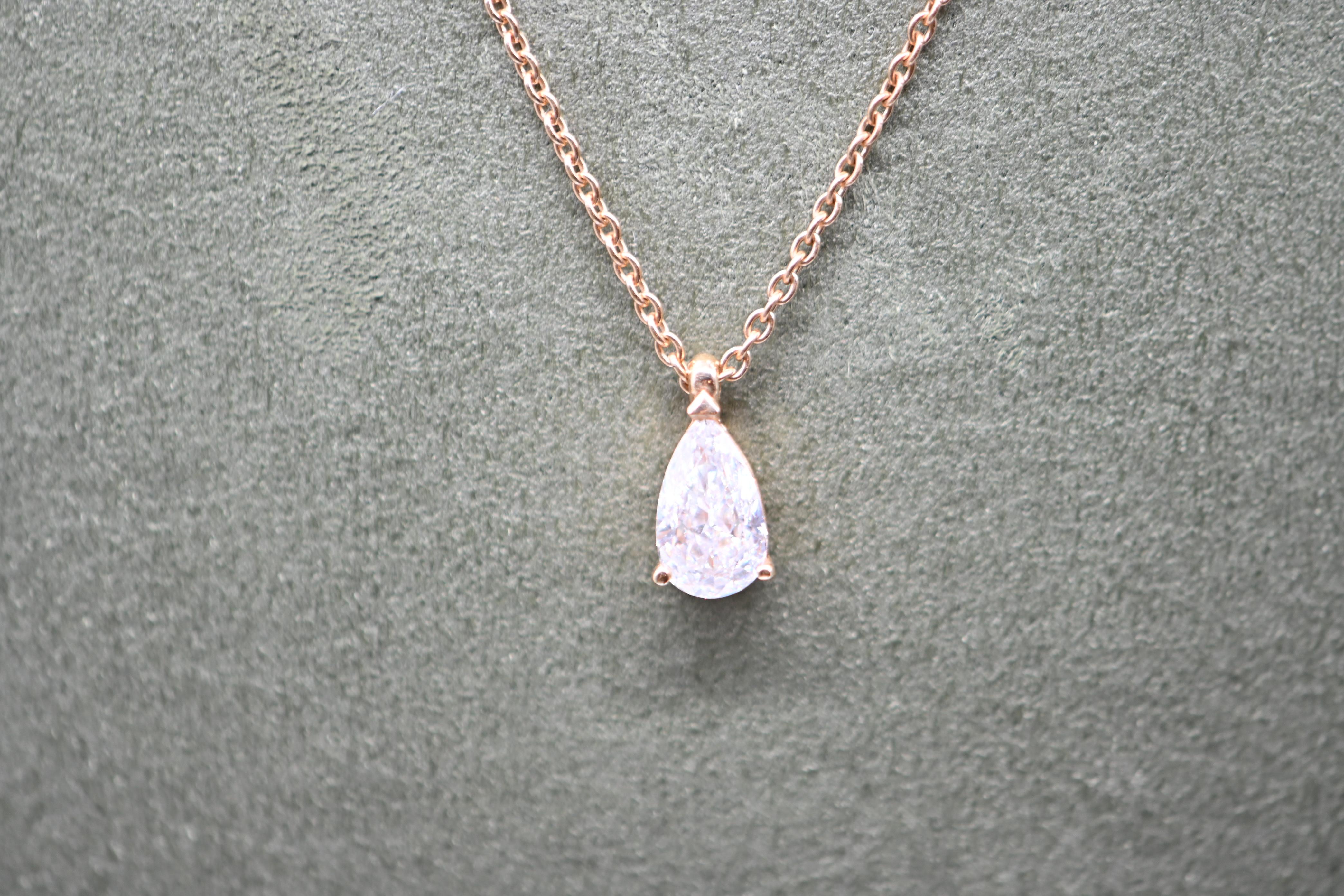 Collier diamant solitaire, or rose 18 carats

Ce collier en or rose 18 carats est rehaussé d'un diamant solitaire en forme de poire, mesurant 8,74 x 5,18 x 3,29 mm ou 0,34 x 0,20 x 0,13 pouce et pesant 1,04 carat. 

La chaîne du modèle est