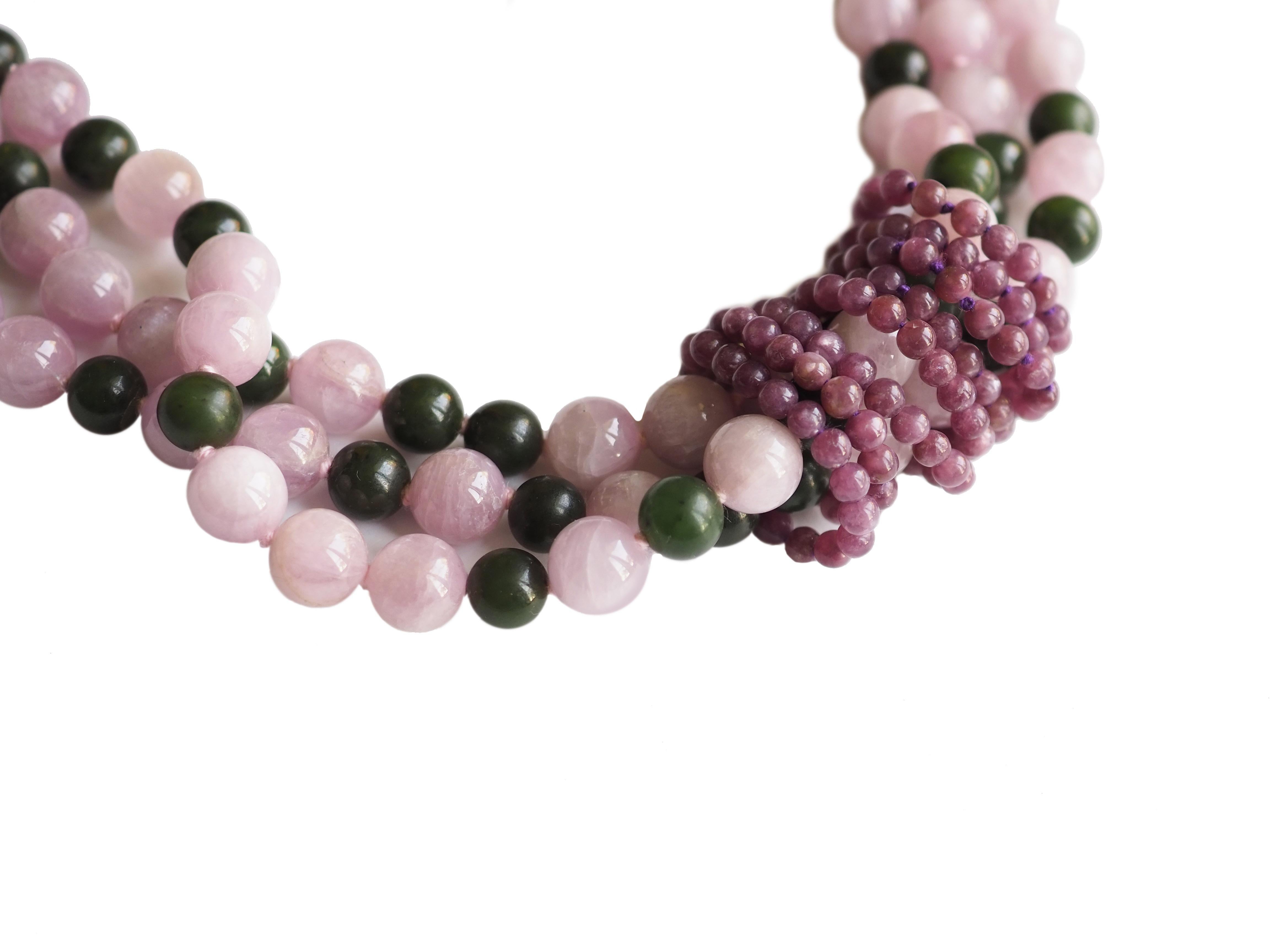 Collana Torchon Opale Rosa, Giada Oro 18kt 18,80 gr. Regolabile.
Tutti i gioielli di Giulia Colussi sono nuovi e non sono mai stati indossati o posseduti in precedenza. Ogni articolo arriverà a casa tua splendidamente confezionato nelle nostre