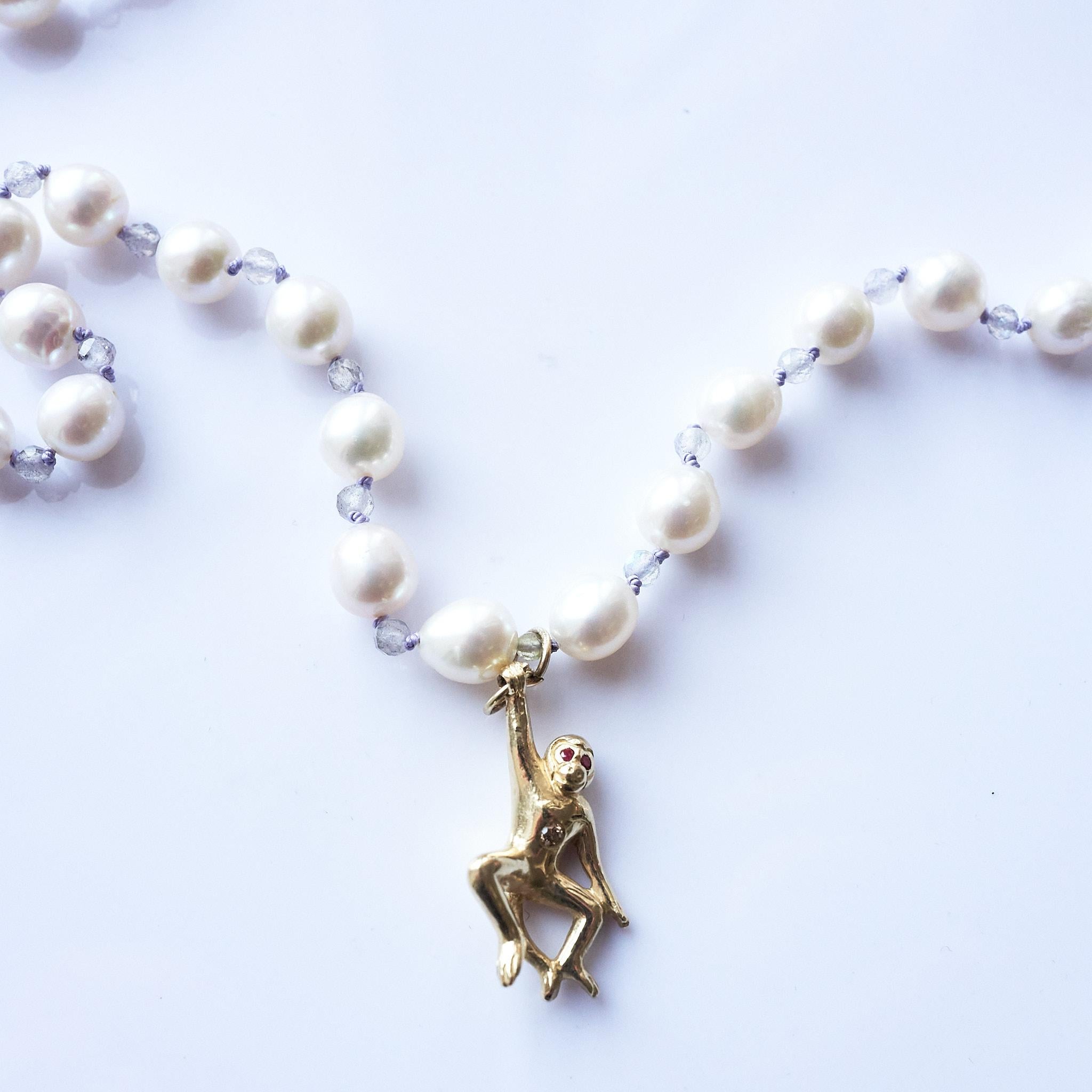 Halskette mit weißem Diamant, Rubin, Gold, Affen, weißer Perle, Labradorit, Seidenperlen im Angebot 5