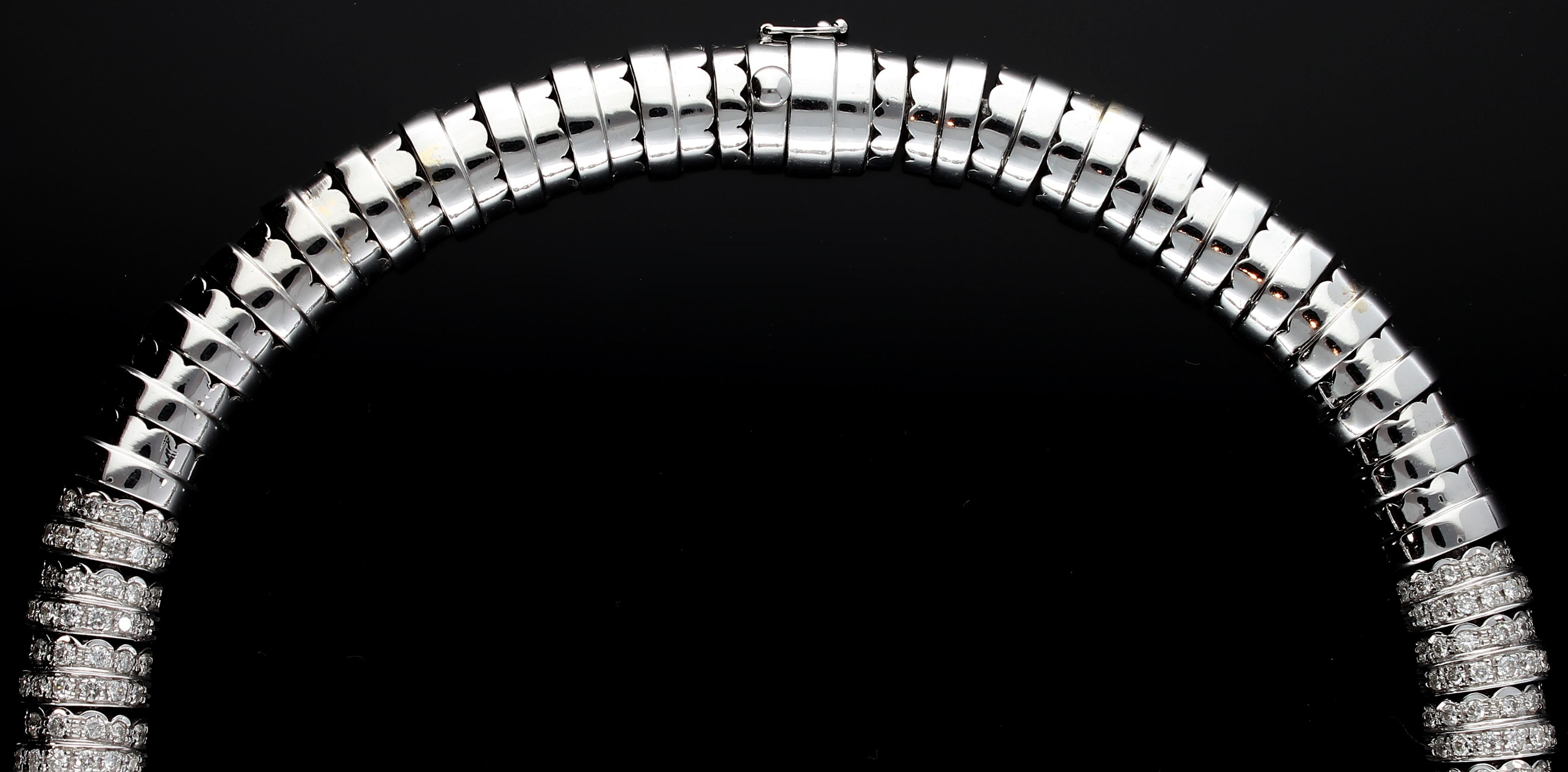 Collier en or blanc et diamants, pendentifs avec perles blanches et noires S.S. en vente 6