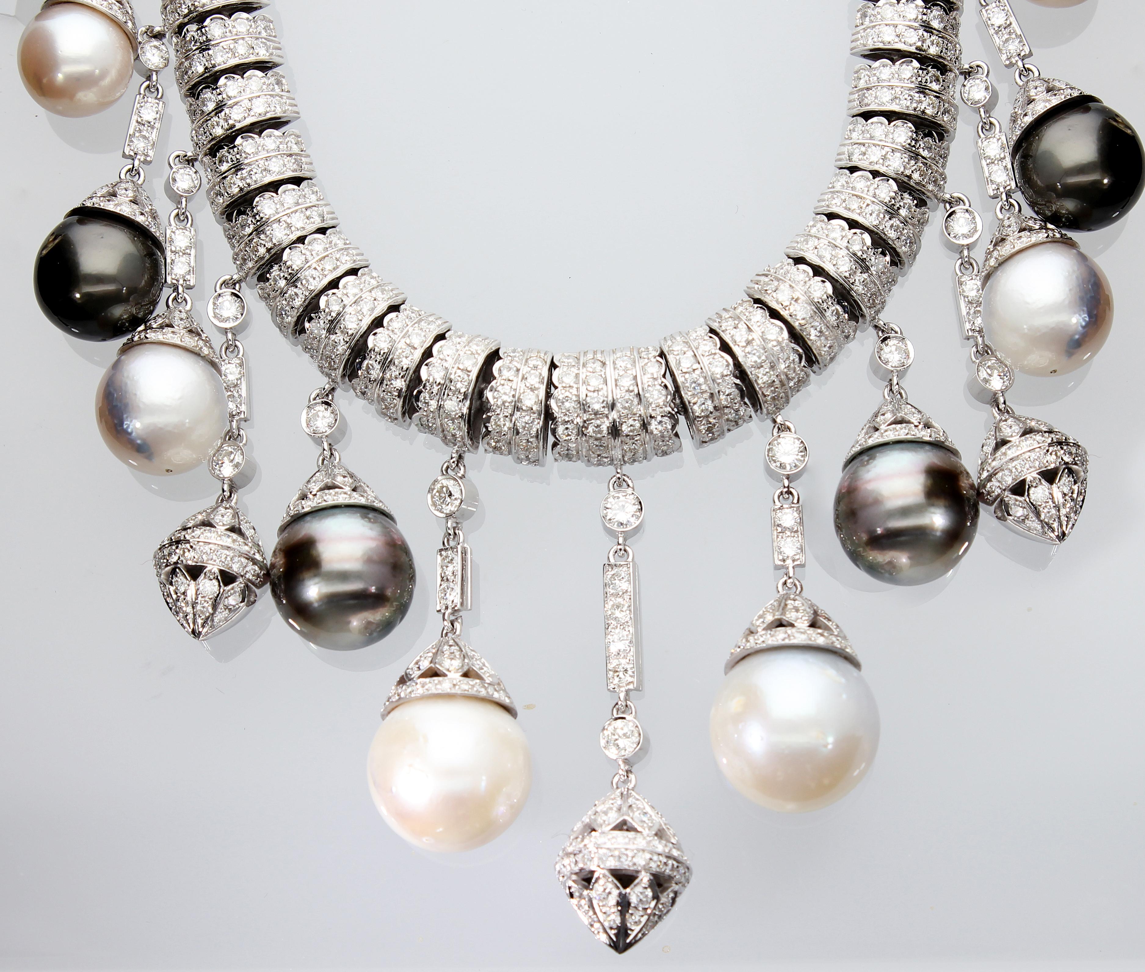 Collier en or blanc et diamants, pendentifs avec perles blanches et noires S.S. en vente 7