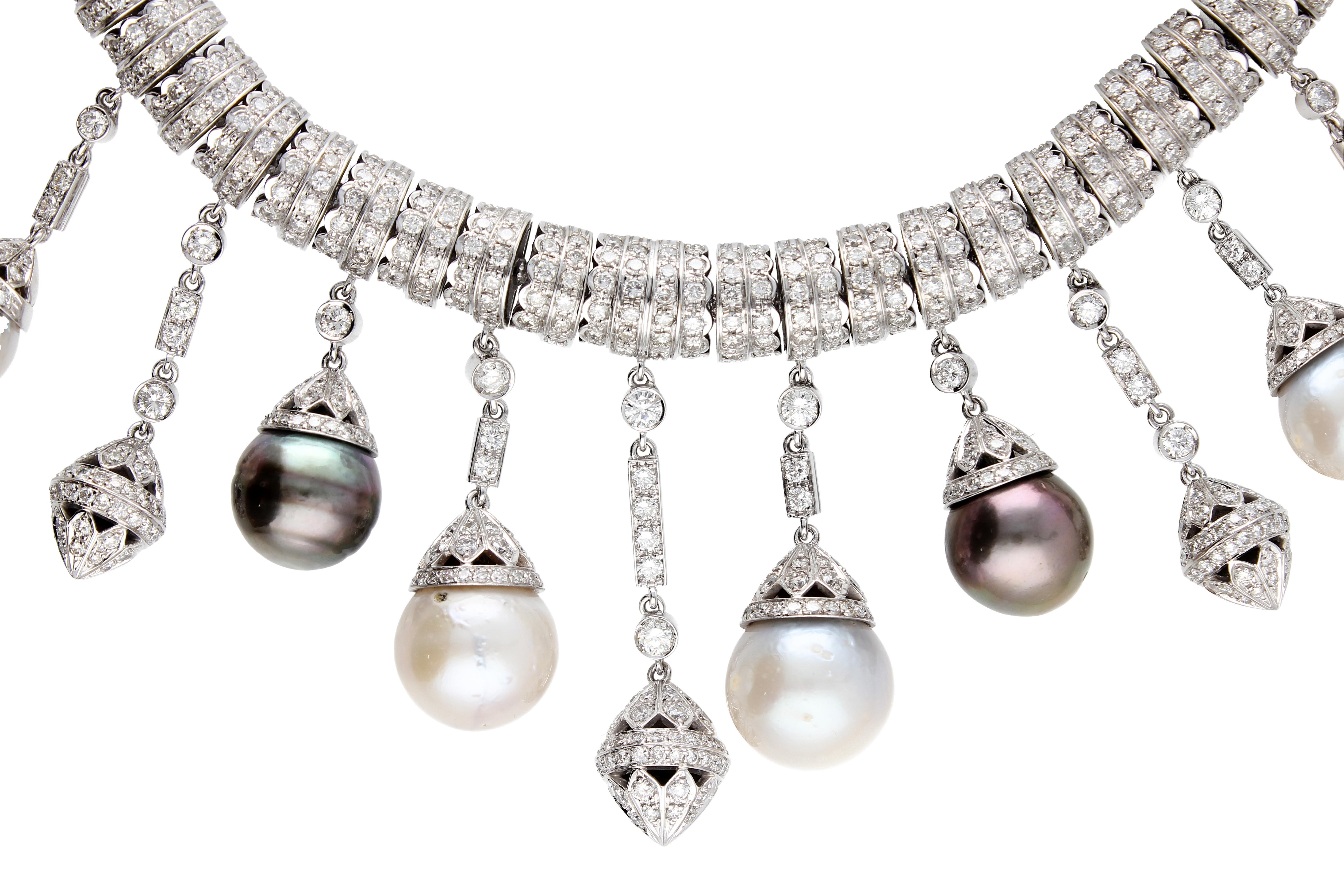 Collier en or blanc et diamants, pendentifs avec perles blanches et noires S.S. en vente 8