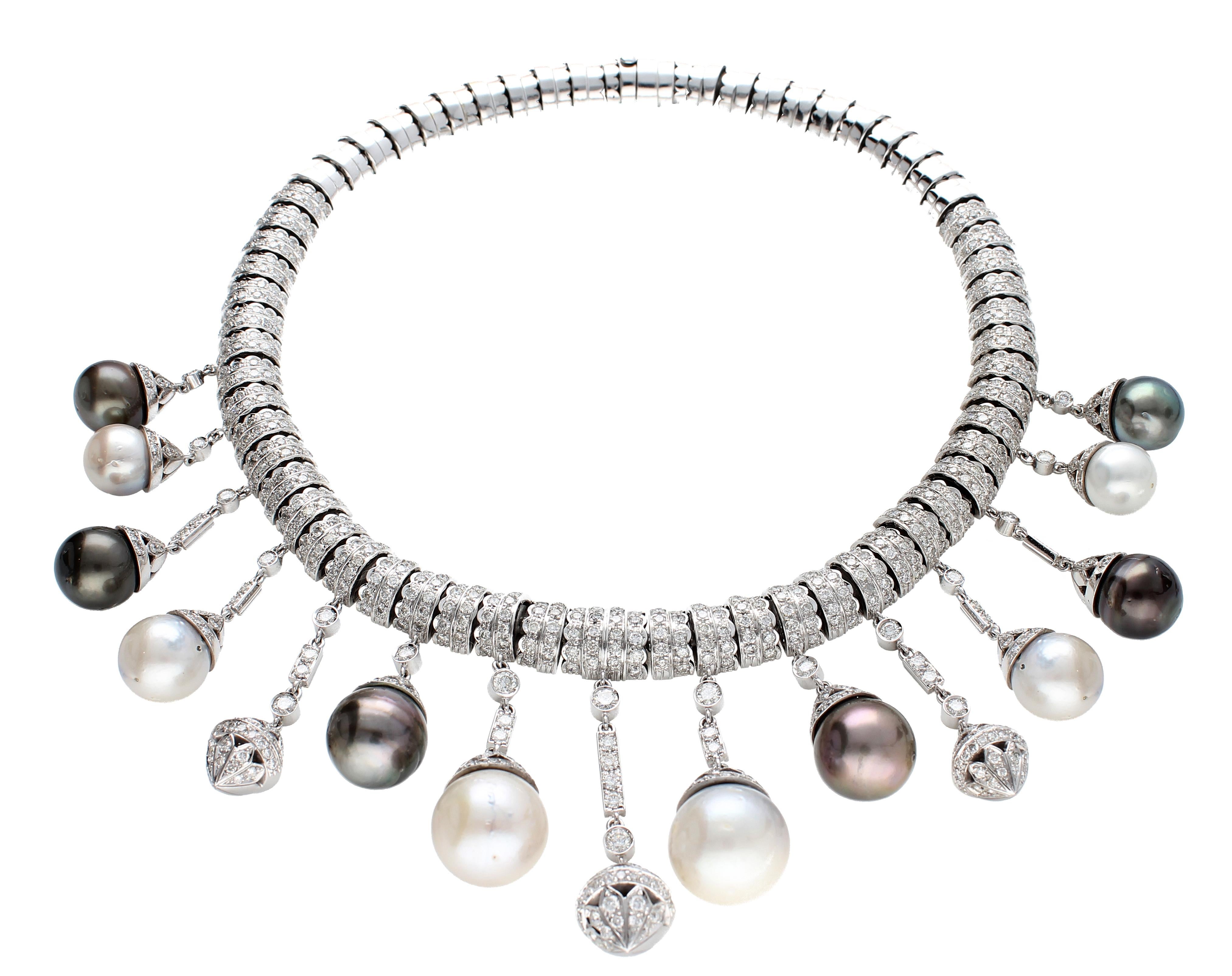 Collier en or blanc et diamants, pendentifs avec perles blanches et noires S.S. en vente 9