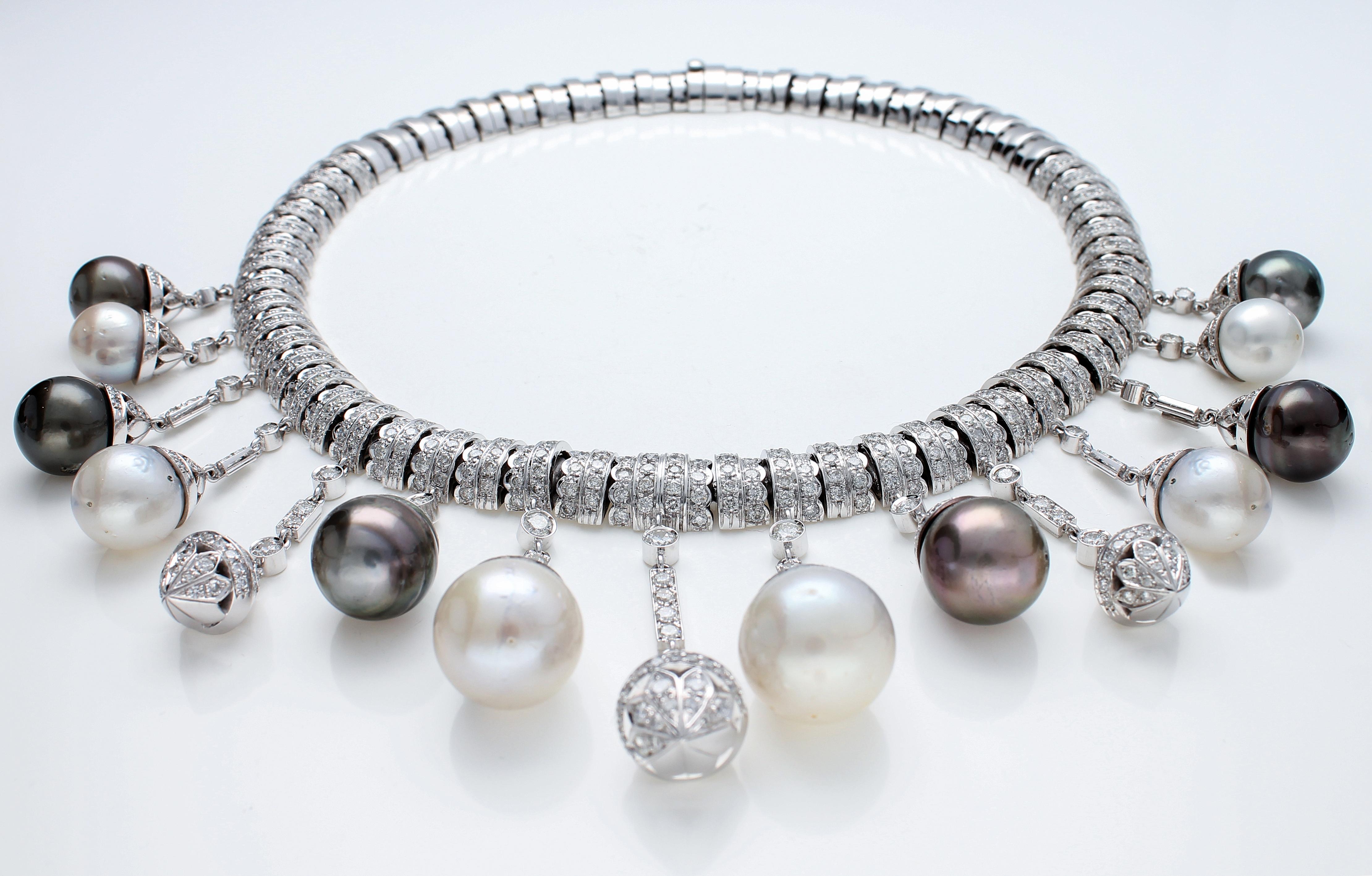 Collier en or blanc et diamants, pendentifs avec perles blanches et noires S.S. en vente 10