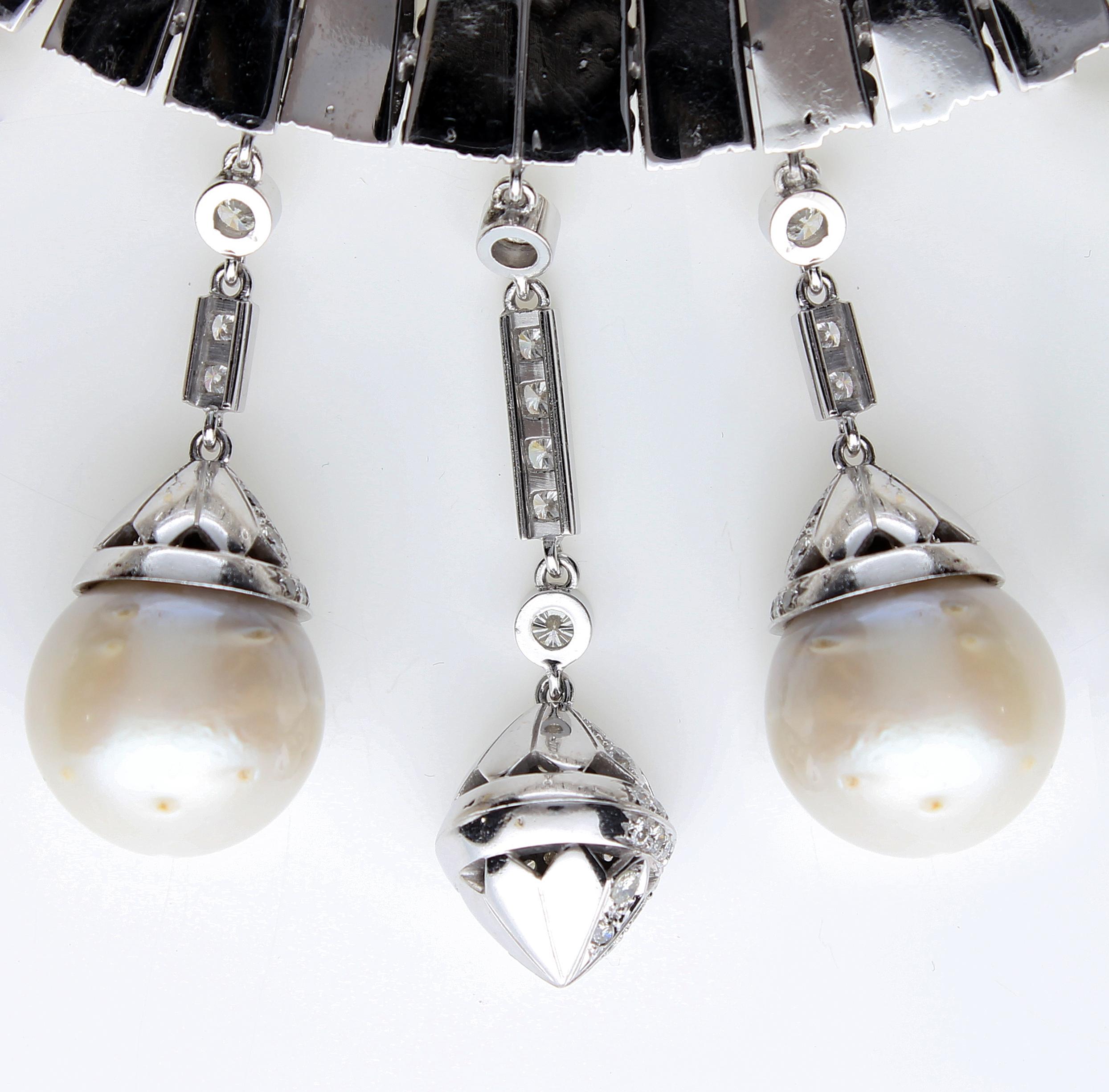 Collier en or blanc et diamants, pendentifs avec perles blanches et noires S.S. en vente 13