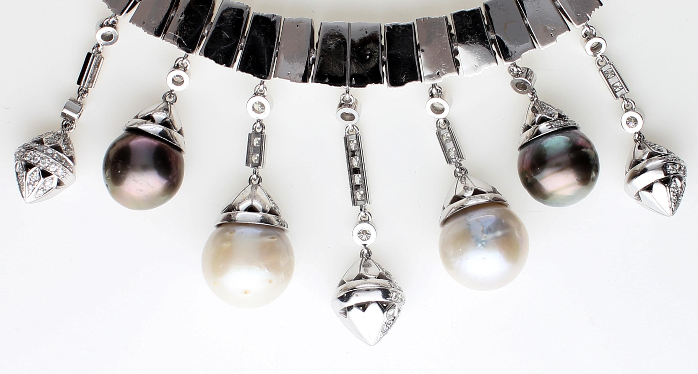 Collier en or blanc et diamants, pendentifs avec perles blanches et noires S.S. en vente 14