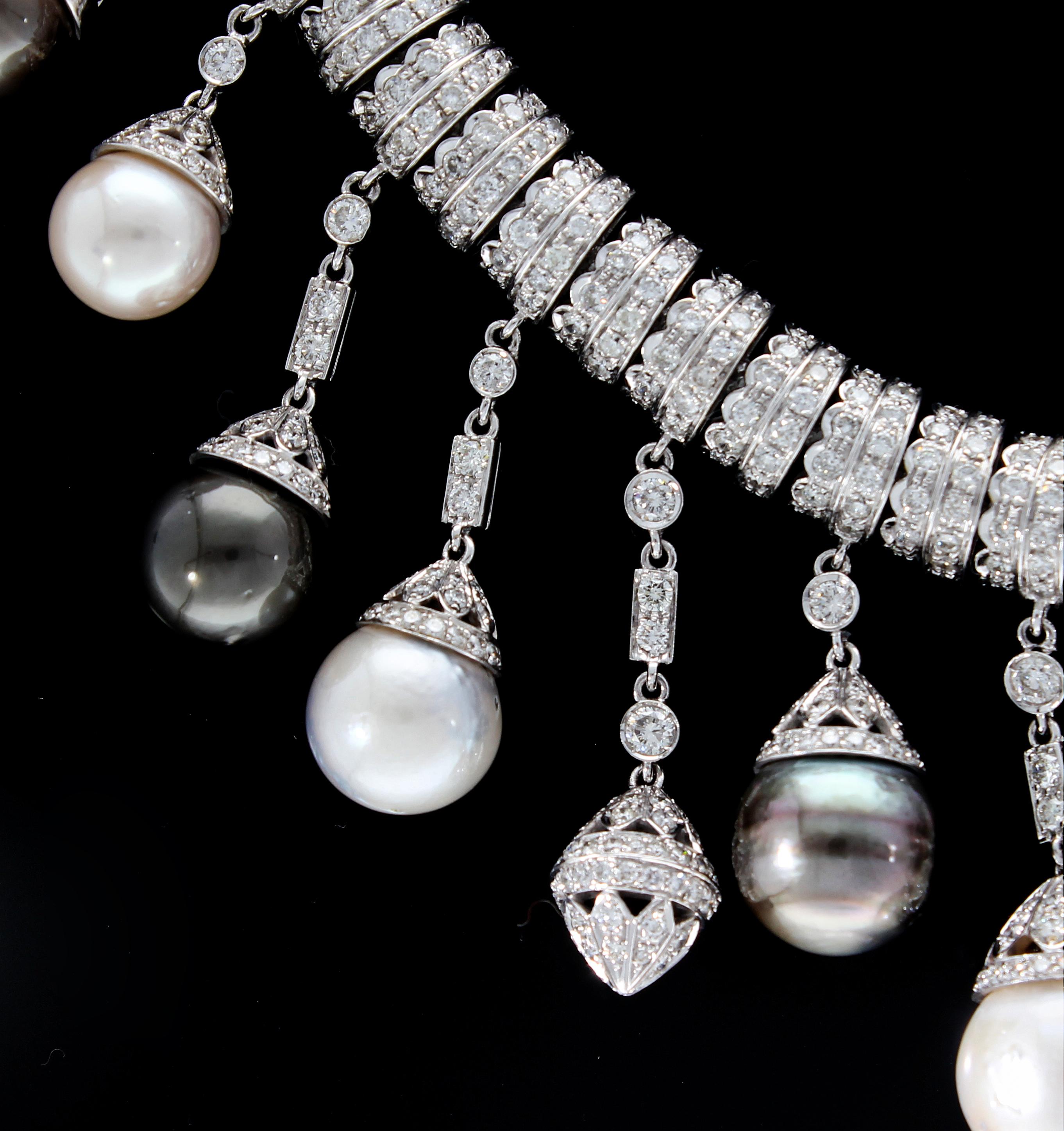 Collier en or blanc et diamants, pendentifs avec perles blanches et noires S.S. en vente 3