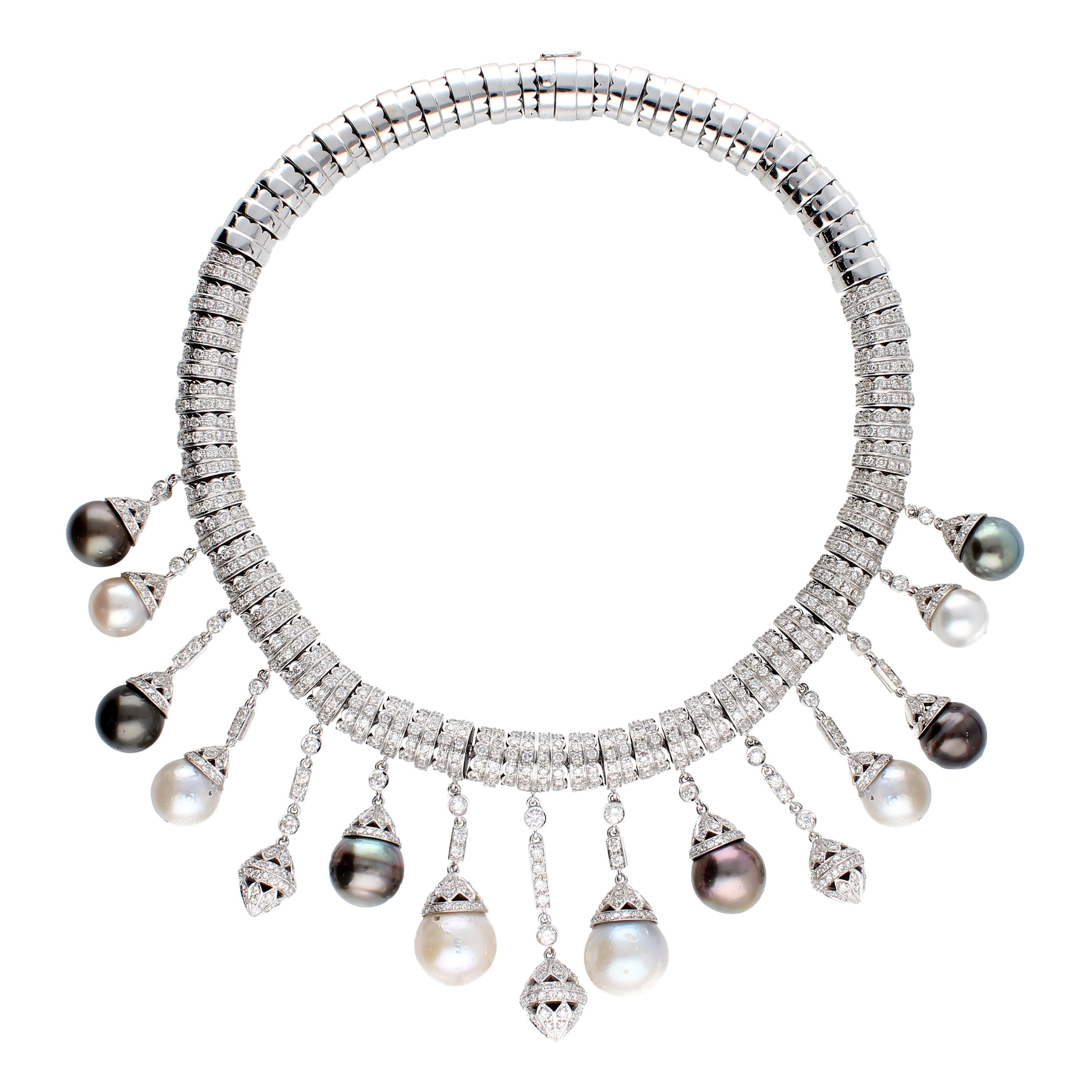 Collier en or blanc et diamants, pendentifs avec perles blanches et noires S.S.