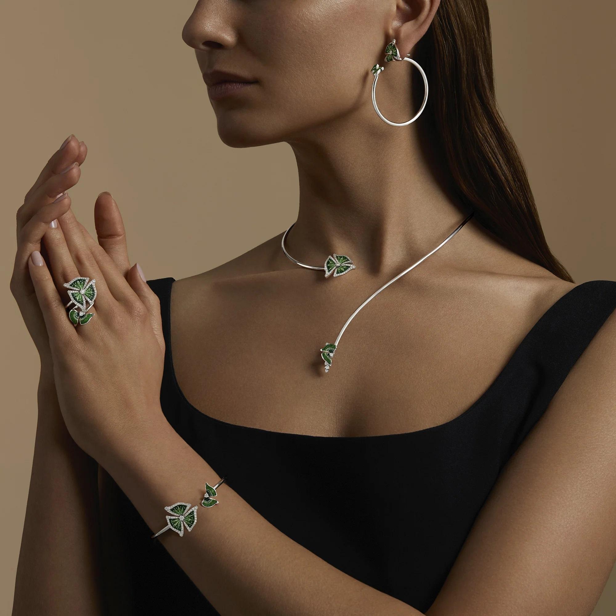 Unleash the radiance of grace and elegance with our Trinity necklace.
Handcrafted from exquisite white gold, adorned with intricate micromosaic and dazzling diamonds, its design resonates with a stylized clover—a timeless symbol of luck and destiny.
